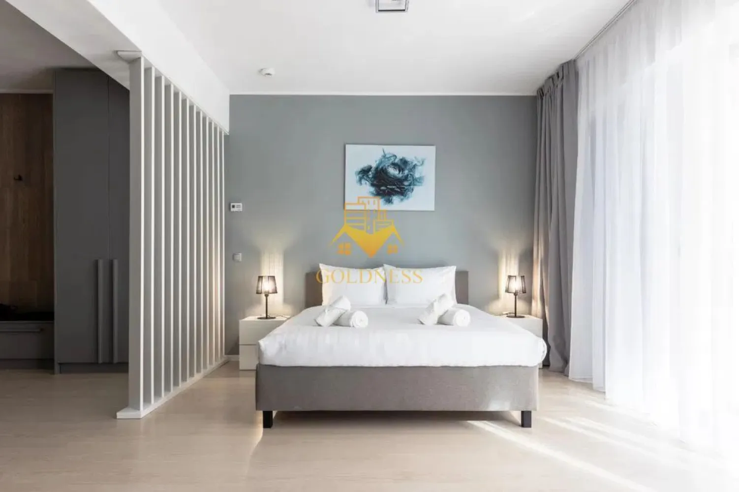 o camera,parcare, bloc nou, terasa,Manastur, West City, Calea Floresti - GOLDNESS Imobiliare vă propune spre închiriere un apartament cu o camera complet mobilat și utilat, la etajul 1 într-un imobil de 28 etaje, în cartierul Manastur. Apartamentul este compartimentat astfel:
- living cu bucatarie open-space complet utilată, canapea extensibla, loc de servit masa, pat matrimonial
- baie cu cabina de dus calorifer port prosop inox și dulap pentru depozitare.
- balcon 5 mp.

Imobilul este dotat cu toate cele necesare- centrală proprie, mașină de spălat haine, frigider, plită electrică, hotă, etc.
Se află în apropierea stațiilor de transport în comun, magazine, restaurante, spații verzi, farmacii, etc.
Se poate inchiria parcare subterana cu 50E

Dacă sunteți interesați de acest apartament și doriți să îl vizionați, dar și pentru alte oferte sau detalii nu ezitați să ne contactați telefonic sau prin e-mail - goldnessimobiliare@gmail.com. Vă stăm la dispoziție!
Pentru intermediere se percepe un comision de 50% din prețul chiriei!