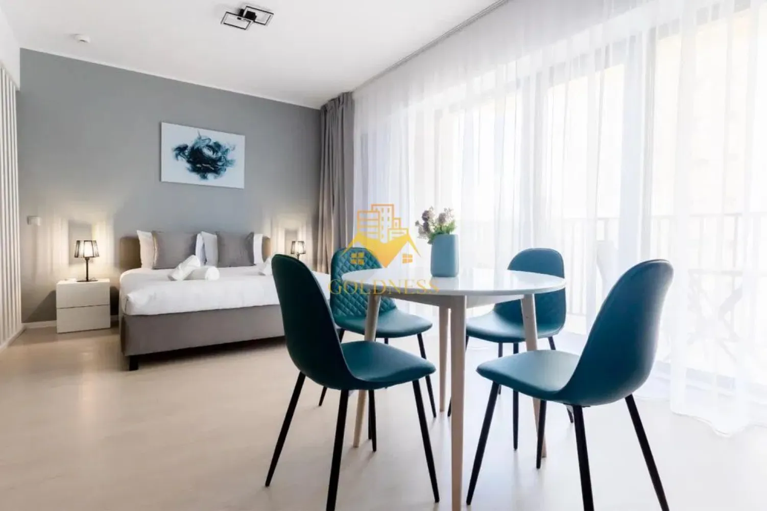 o camera,parcare, bloc nou, terasa,Manastur, West City, Calea Floresti - GOLDNESS Imobiliare vă propune spre închiriere un apartament cu o camera complet mobilat și utilat, la etajul 1 într-un imobil de 28 etaje, în cartierul Manastur. Apartamentul este compartimentat astfel:
- living cu bucatarie open-space complet utilată, canapea extensibla, loc de servit masa, pat matrimonial
- baie cu cabina de dus calorifer port prosop inox și dulap pentru depozitare.
- balcon 5 mp.

Imobilul este dotat cu toate cele necesare- centrală proprie, mașină de spălat haine, frigider, plită electrică, hotă, etc.
Se află în apropierea stațiilor de transport în comun, magazine, restaurante, spații verzi, farmacii, etc.
Se poate inchiria parcare subterana cu 50E

Dacă sunteți interesați de acest apartament și doriți să îl vizionați, dar și pentru alte oferte sau detalii nu ezitați să ne contactați telefonic sau prin e-mail - goldnessimobiliare@gmail.com. Vă stăm la dispoziție!
Pentru intermediere se percepe un comision de 50% din prețul chiriei!