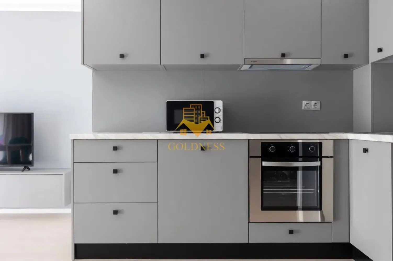 o camera,parcare, bloc nou, terasa,Manastur, West City, Calea Floresti - GOLDNESS Imobiliare vă propune spre închiriere un apartament cu o camera complet mobilat și utilat, la etajul 1 într-un imobil de 28 etaje, în cartierul Manastur. Apartamentul este compartimentat astfel:
- living cu bucatarie open-space complet utilată, canapea extensibla, loc de servit masa, pat matrimonial
- baie cu cabina de dus calorifer port prosop inox și dulap pentru depozitare.
- balcon 5 mp.

Imobilul este dotat cu toate cele necesare- centrală proprie, mașină de spălat haine, frigider, plită electrică, hotă, etc.
Se află în apropierea stațiilor de transport în comun, magazine, restaurante, spații verzi, farmacii, etc.
Se poate inchiria parcare subterana cu 50E

Dacă sunteți interesați de acest apartament și doriți să îl vizionați, dar și pentru alte oferte sau detalii nu ezitați să ne contactați telefonic sau prin e-mail - goldnessimobiliare@gmail.com. Vă stăm la dispoziție!
Pentru intermediere se percepe un comision de 50% din prețul chiriei!