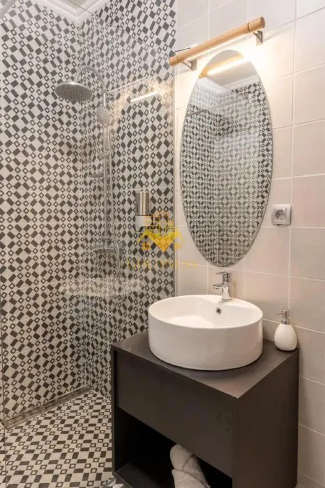 o camera,parcare, bloc nou, terasa,Manastur, West City, Calea Floresti - GOLDNESS Imobiliare vă propune spre închiriere un apartament cu o camera complet mobilat și utilat, la etajul 1 într-un imobil de 28 etaje, în cartierul Manastur. Apartamentul este compartimentat astfel:
- living cu bucatarie open-space complet utilată, canapea extensibla, loc de servit masa, pat matrimonial
- baie cu cabina de dus calorifer port prosop inox și dulap pentru depozitare.
- balcon 5 mp.

Imobilul este dotat cu toate cele necesare- centrală proprie, mașină de spălat haine, frigider, plită electrică, hotă, etc.
Se află în apropierea stațiilor de transport în comun, magazine, restaurante, spații verzi, farmacii, etc.
Se poate inchiria parcare subterana cu 50E

Dacă sunteți interesați de acest apartament și doriți să îl vizionați, dar și pentru alte oferte sau detalii nu ezitați să ne contactați telefonic sau prin e-mail - goldnessimobiliare@gmail.com. Vă stăm la dispoziție!
Pentru intermediere se percepe un comision de 50% din prețul chiriei!