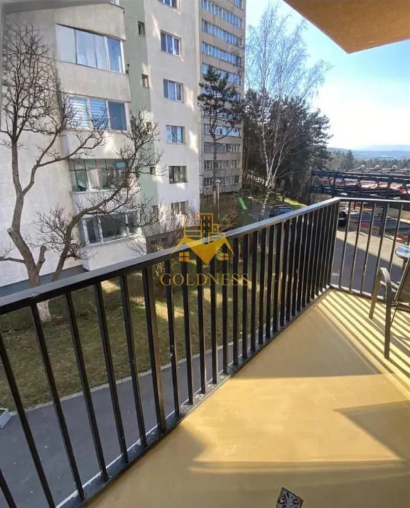 o camera,parcare, bloc nou, terasa,Manastur, West City, Calea Floresti - GOLDNESS Imobiliare vă propune spre închiriere un apartament cu o camera complet mobilat și utilat, la etajul 1 într-un imobil de 28 etaje, în cartierul Manastur. Apartamentul este compartimentat astfel:
- living cu bucatarie open-space complet utilată, canapea extensibla, loc de servit masa, pat matrimonial
- baie cu cabina de dus calorifer port prosop inox și dulap pentru depozitare.
- balcon 5 mp.

Imobilul este dotat cu toate cele necesare- centrală proprie, mașină de spălat haine, frigider, plită electrică, hotă, etc.
Se află în apropierea stațiilor de transport în comun, magazine, restaurante, spații verzi, farmacii, etc.
Se poate inchiria parcare subterana cu 50E

Dacă sunteți interesați de acest apartament și doriți să îl vizionați, dar și pentru alte oferte sau detalii nu ezitați să ne contactați telefonic sau prin e-mail - goldnessimobiliare@gmail.com. Vă stăm la dispoziție!
Pentru intermediere se percepe un comision de 50% din prețul chiriei!