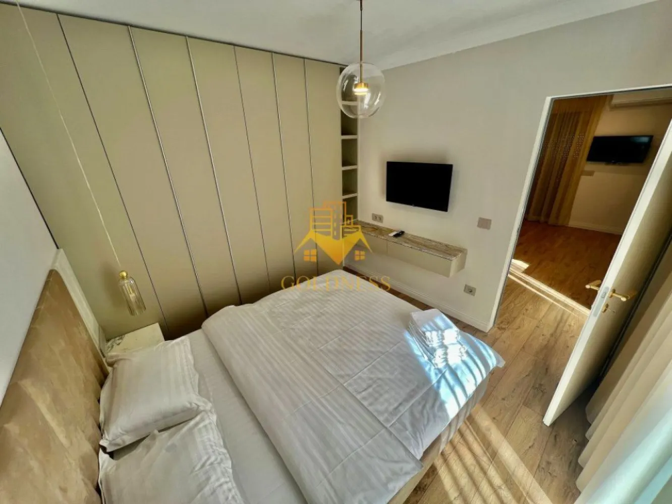 3 camere, LUX, parcare, AC, bloc nou,Traian Mosoiu,Facultatea de Drept - GOLDNESS Imobiliare vă propune spre închiriere un apartament cu 3 camere complet mobilat și utilat, la parter într-un imobil de 4 etaje, în zona centrala. Apartamentul este compartimentat astfel:
 - dormitor cu pat matrimonial, dressing, noptiere
 - living cu bucatarie open-space complet utilată, loc de servit masa 
 - baie cu cabina de dus, calorifer port prosop inox și dulap pentru depozitare.
 - terasa de 41mp.

Imobilul este dotat cu toate cele necesare- centrală proprie, mașină de spălat haine, frigider, plită electrică, hotă, TV, etc. 
Se află în apropierea stațiilor de transport în comun, magazine, restaurante, spații verzi, farmacii, etc. 
Dispune de loc de parcare subterana!

Dacă sunteți interesați de acest apartament și doriți să îl vizionați, dar și pentru alte oferte sau detalii nu ezitați să ne contactați telefonic sau prin e-mail - goldnessimobiliare@gmail.com. Vă stăm la dispoziție!
Pentru intermediere se percepe un comision de 50% din prețul chiriei!