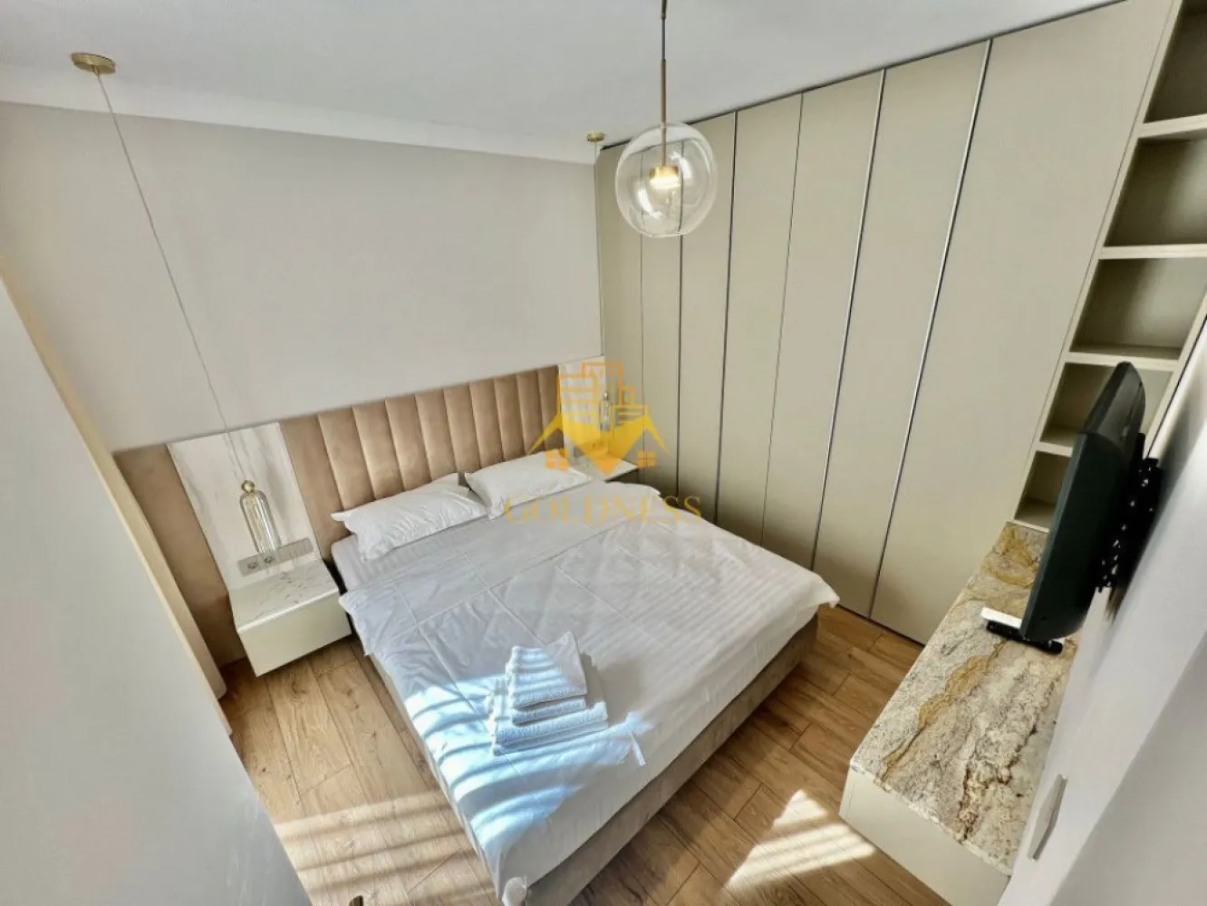 3 camere, LUX, parcare, AC, bloc nou,Traian Mosoiu,Facultatea de Drept - GOLDNESS Imobiliare vă propune spre închiriere un apartament cu 3 camere complet mobilat și utilat, la parter într-un imobil de 4 etaje, în zona centrala. Apartamentul este compartimentat astfel:
 - dormitor cu pat matrimonial, dressing, noptiere
 - living cu bucatarie open-space complet utilată, loc de servit masa 
 - baie cu cabina de dus, calorifer port prosop inox și dulap pentru depozitare.
 - terasa de 41mp.

Imobilul este dotat cu toate cele necesare- centrală proprie, mașină de spălat haine, frigider, plită electrică, hotă, TV, etc. 
Se află în apropierea stațiilor de transport în comun, magazine, restaurante, spații verzi, farmacii, etc. 
Dispune de loc de parcare subterana!

Dacă sunteți interesați de acest apartament și doriți să îl vizionați, dar și pentru alte oferte sau detalii nu ezitați să ne contactați telefonic sau prin e-mail - goldnessimobiliare@gmail.com. Vă stăm la dispoziție!
Pentru intermediere se percepe un comision de 50% din prețul chiriei!