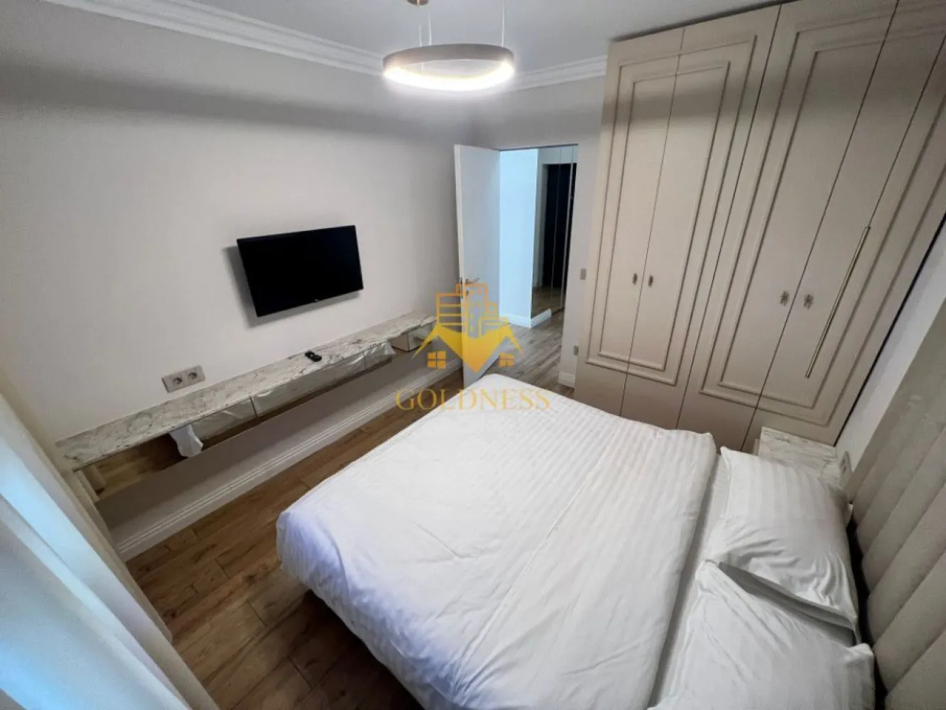 3 camere, LUX, parcare, AC, bloc nou,Traian Mosoiu,Facultatea de Drept - GOLDNESS Imobiliare vă propune spre închiriere un apartament cu 3 camere complet mobilat și utilat, la parter într-un imobil de 4 etaje, în zona centrala. Apartamentul este compartimentat astfel:
 - dormitor cu pat matrimonial, dressing, noptiere
 - living cu bucatarie open-space complet utilată, loc de servit masa 
 - baie cu cabina de dus, calorifer port prosop inox și dulap pentru depozitare.
 - terasa de 41mp.

Imobilul este dotat cu toate cele necesare- centrală proprie, mașină de spălat haine, frigider, plită electrică, hotă, TV, etc. 
Se află în apropierea stațiilor de transport în comun, magazine, restaurante, spații verzi, farmacii, etc. 
Dispune de loc de parcare subterana!

Dacă sunteți interesați de acest apartament și doriți să îl vizionați, dar și pentru alte oferte sau detalii nu ezitați să ne contactați telefonic sau prin e-mail - goldnessimobiliare@gmail.com. Vă stăm la dispoziție!
Pentru intermediere se percepe un comision de 50% din prețul chiriei!