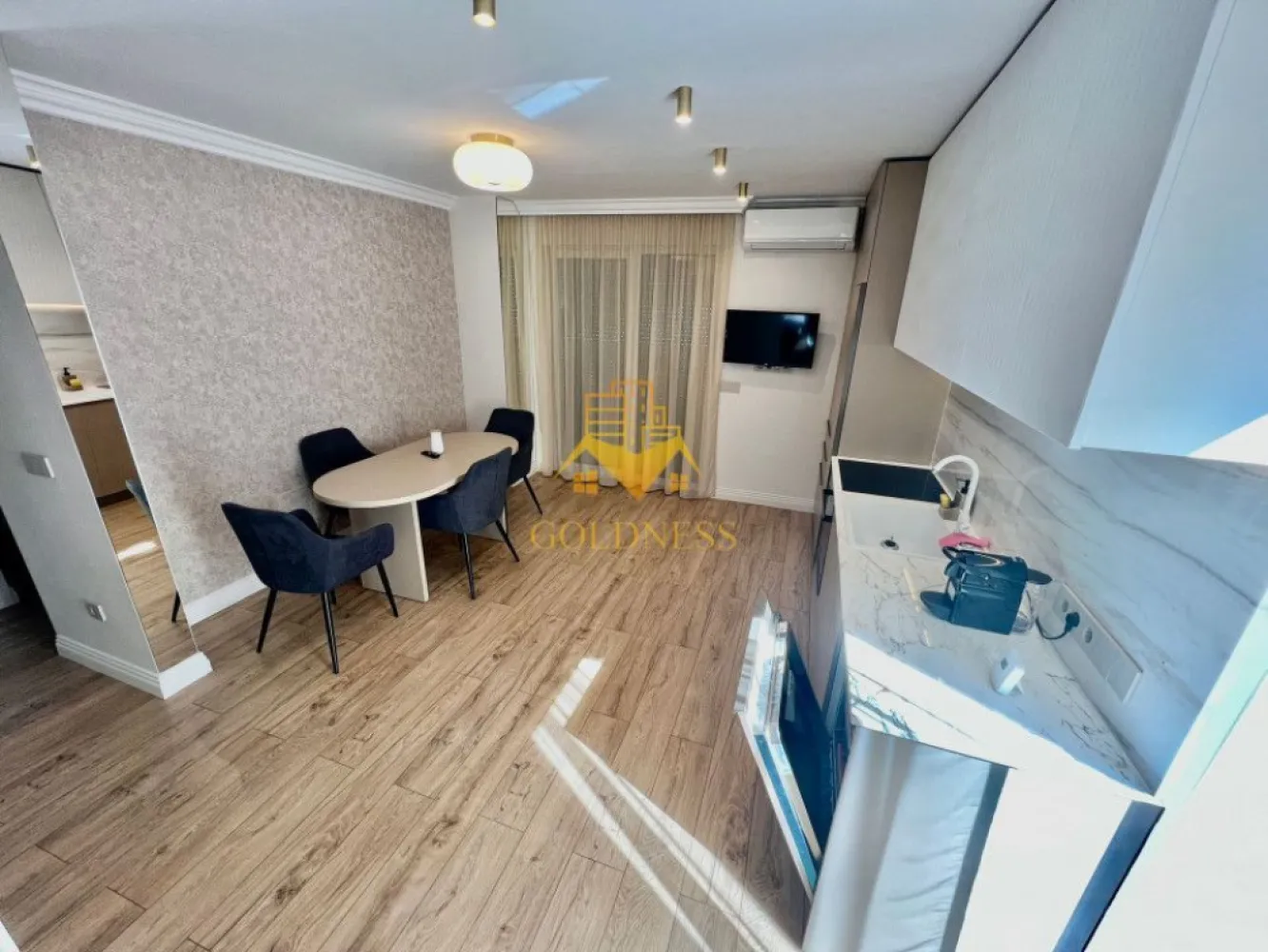3 camere, LUX, parcare, AC, bloc nou,Traian Mosoiu,Facultatea de Drept - GOLDNESS Imobiliare vă propune spre închiriere un apartament cu 3 camere complet mobilat și utilat, la parter într-un imobil de 4 etaje, în zona centrala. Apartamentul este compartimentat astfel:
 - dormitor cu pat matrimonial, dressing, noptiere
 - living cu bucatarie open-space complet utilată, loc de servit masa 
 - baie cu cabina de dus, calorifer port prosop inox și dulap pentru depozitare.
 - terasa de 41mp.

Imobilul este dotat cu toate cele necesare- centrală proprie, mașină de spălat haine, frigider, plită electrică, hotă, TV, etc. 
Se află în apropierea stațiilor de transport în comun, magazine, restaurante, spații verzi, farmacii, etc. 
Dispune de loc de parcare subterana!

Dacă sunteți interesați de acest apartament și doriți să îl vizionați, dar și pentru alte oferte sau detalii nu ezitați să ne contactați telefonic sau prin e-mail - goldnessimobiliare@gmail.com. Vă stăm la dispoziție!
Pentru intermediere se percepe un comision de 50% din prețul chiriei!