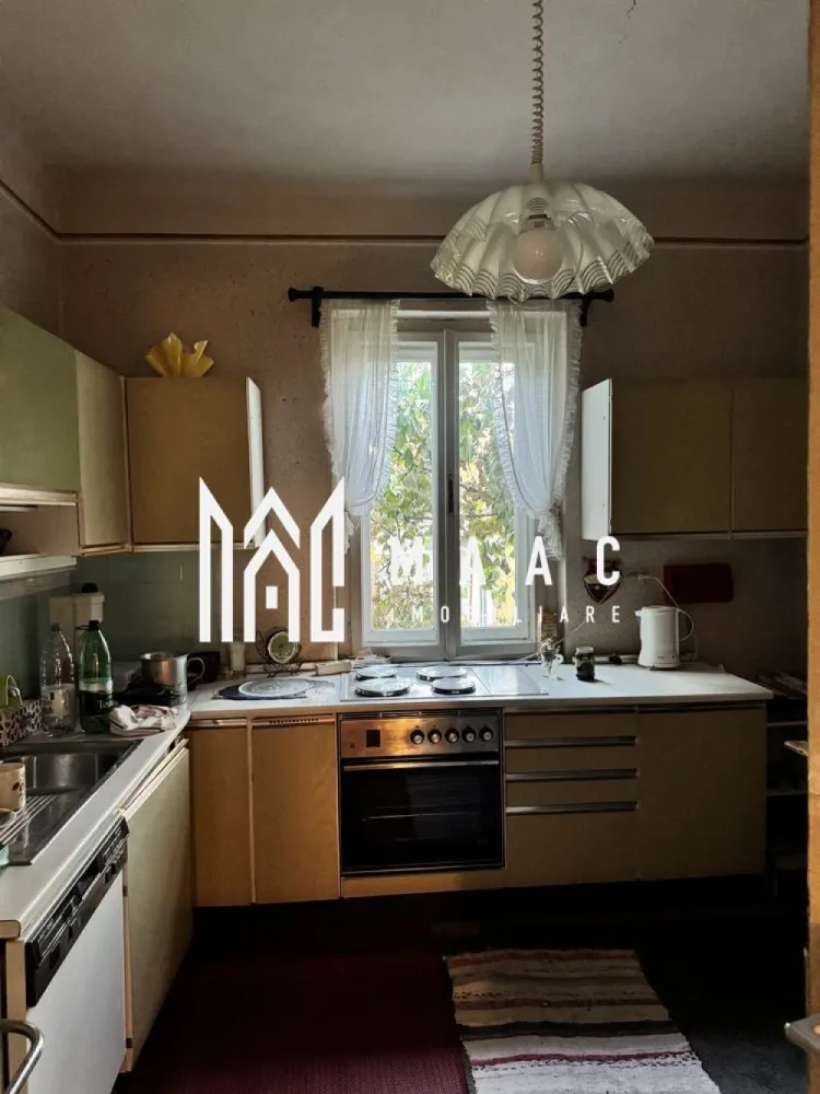 Casa 4 camere | 100 MPU | Gradina | Acces Auto | Terezian - MAAC Imobiliare vă propune spre vânzare o casă cu o suprafață utilă de 100 mp, ideală pentru cei care își doresc un cămin într-o zonă liniștită, cu potențial de personalizare și amenajare după propriile preferințe.

Proprietatea este compartimentată practic și oferă spații generoase:
-3 camere foarte spațioase
-bucătărie
-baie
-hol
-pod mansardabil, potrivit pentru extindere sau depozitare
-pivniță

Casa beneficiază de grădină proprie, ideală pentru relaxare sau activități de grădinărit, precum și de acces auto.

Curtea este comună cu o singură altă locuință, aceasta fiind amplasată în partea din spate, oferind un grad bun de intimitate.

Imobilul necesită renovare și modernizare, reprezentând o oportunitate excelentă pentru investiție sau pentru amenajarea unei locuințe adaptate nevoilor personale.

Pentru mai multe detalii, vă rugăm să menționați telefonic că ați văzut anunțul cu CP2797637