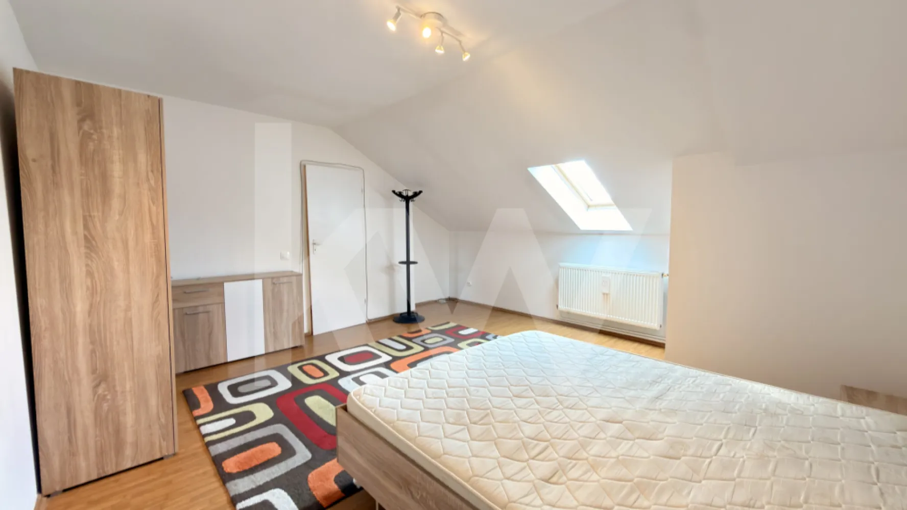 Apartament tip mansardă pe două niveluri, de închiriat, Calea Cisnădiei, Sibiu - Disponibil pentru închiriere, apartament tip mansardă, dispus pe două niveluri, situat în zona Calea Cisnădiei din Sibiu. Locuința are o suprafață utilă de 55 mp și este ideală pentru o persoană sau un cuplu care își dorește un spațiu confortabil, bine compartimentat și ușor de întreținut.

La primul nivel se află zona de zi, cu living și bucătărie open space, iar la etaj este amenajată zona de dormit, oferind un plus de intimitate.

Apartamentul se închiriază mobilat și utilat, fiind dotat cu:• mașină de spălat• frigider• cuptor cu microunde• încălzire prin calorifere

Utilități disponibile: gaz, apă și curent.

Poziționarea oferă acces rapid către Cedonia, Piața Rahova, Bulevardul Mihai Viteazul și Calea Cisnădiei, cu stații de transport public și puncte de interes în apropiere.

Chirie: 300 €/lună.

Condiții: Nu se acceptă animale de companie.

Pentru mai multe informații sau pentru programarea unei vizionări, nu ezitați să mă contactați.