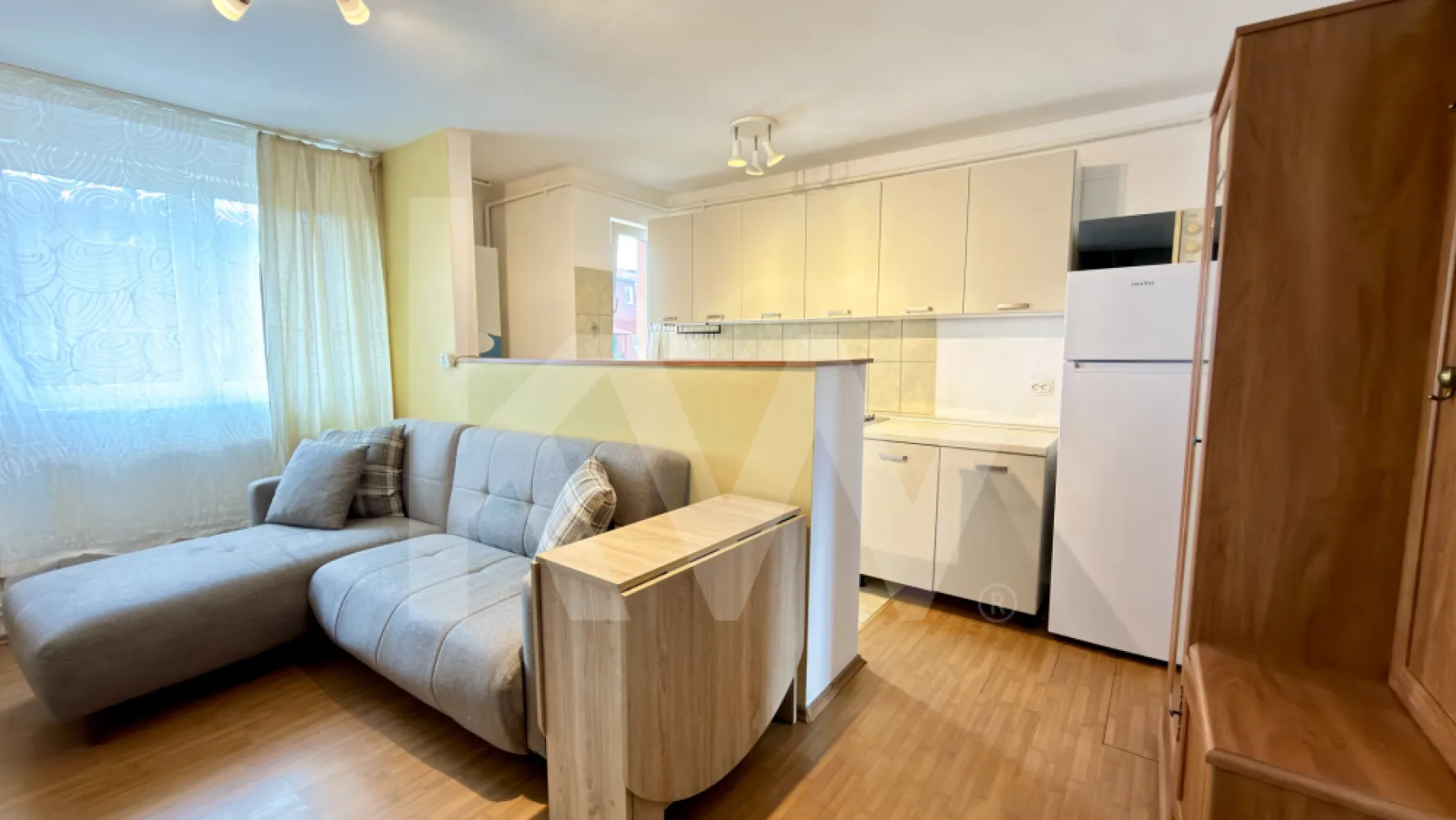 Apartament tip mansardă pe două niveluri, de închiriat, Calea Cisnădiei, Sibiu - Disponibil pentru închiriere, apartament tip mansardă, dispus pe două niveluri, situat în zona Calea Cisnădiei din Sibiu. Locuința are o suprafață utilă de 55 mp și este ideală pentru o persoană sau un cuplu care își dorește un spațiu confortabil, bine compartimentat și ușor de întreținut.

La primul nivel se află zona de zi, cu living și bucătărie open space, iar la etaj este amenajată zona de dormit, oferind un plus de intimitate.

Apartamentul se închiriază mobilat și utilat, fiind dotat cu:• mașină de spălat• frigider• cuptor cu microunde• încălzire prin calorifere

Utilități disponibile: gaz, apă și curent.

Poziționarea oferă acces rapid către Cedonia, Piața Rahova, Bulevardul Mihai Viteazul și Calea Cisnădiei, cu stații de transport public și puncte de interes în apropiere.

Chirie: 300 €/lună.

Condiții: Nu se acceptă animale de companie.

Pentru mai multe informații sau pentru programarea unei vizionări, nu ezitați să mă contactați.