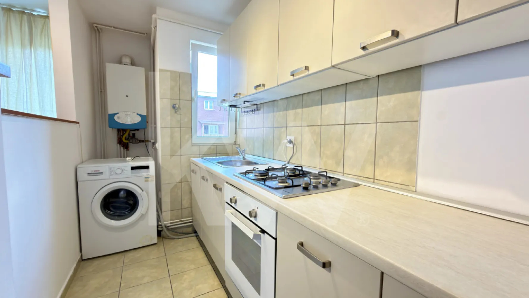 Apartament tip mansardă pe două niveluri, de închiriat, Calea Cisnădiei, Sibiu - Disponibil pentru închiriere, apartament tip mansardă, dispus pe două niveluri, situat în zona Calea Cisnădiei din Sibiu. Locuința are o suprafață utilă de 55 mp și este ideală pentru o persoană sau un cuplu care își dorește un spațiu confortabil, bine compartimentat și ușor de întreținut.

La primul nivel se află zona de zi, cu living și bucătărie open space, iar la etaj este amenajată zona de dormit, oferind un plus de intimitate.

Apartamentul se închiriază mobilat și utilat, fiind dotat cu:• mașină de spălat• frigider• cuptor cu microunde• încălzire prin calorifere

Utilități disponibile: gaz, apă și curent.

Poziționarea oferă acces rapid către Cedonia, Piața Rahova, Bulevardul Mihai Viteazul și Calea Cisnădiei, cu stații de transport public și puncte de interes în apropiere.

Chirie: 300 €/lună.

Condiții: Nu se acceptă animale de companie.

Pentru mai multe informații sau pentru programarea unei vizionări, nu ezitați să mă contactați.