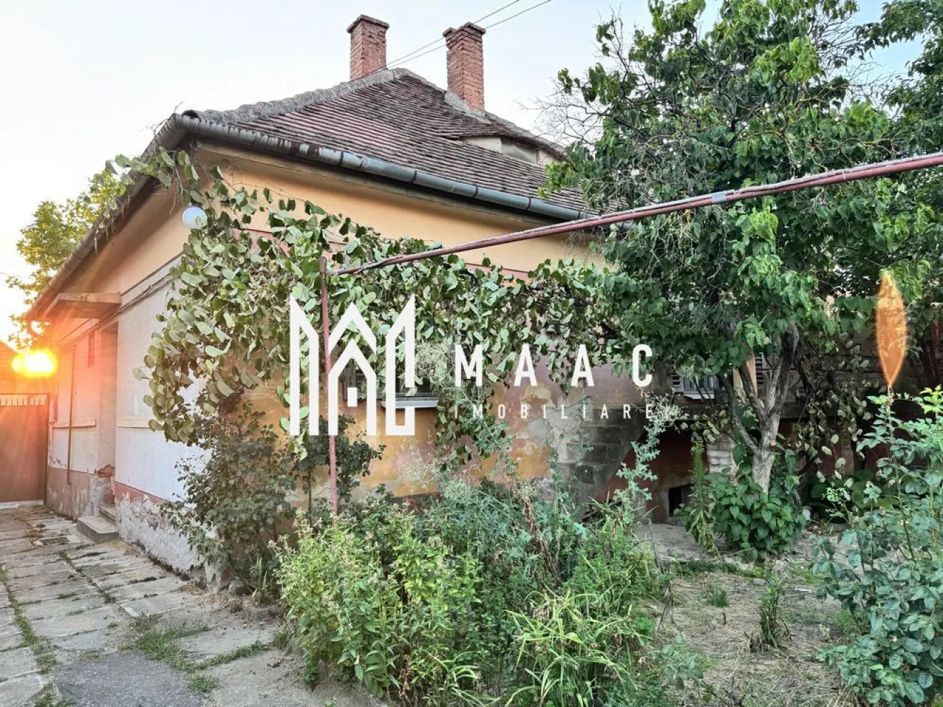 Casa 4 camere | 100 MPU | Gradina | Acces Auto | Terezian - MAAC Imobiliare vă propune spre vânzare o casă cu o suprafață utilă de 100 mp, ideală pentru cei care își doresc un cămin într-o zonă liniștită, cu potențial de personalizare și amenajare după propriile preferințe.

Proprietatea este compartimentată practic și oferă spații generoase:
-3 camere foarte spațioase
-bucătărie
-baie
-hol
-pod mansardabil, potrivit pentru extindere sau depozitare
-pivniță

Casa beneficiază de grădină proprie, ideală pentru relaxare sau activități de grădinărit, precum și de acces auto.

Curtea este comună cu o singură altă locuință, aceasta fiind amplasată în partea din spate, oferind un grad bun de intimitate.

Imobilul necesită renovare și modernizare, reprezentând o oportunitate excelentă pentru investiție sau pentru amenajarea unei locuințe adaptate nevoilor personale.

Pentru mai multe detalii, vă rugăm să menționați telefonic că ați văzut anunțul cu CP2797637