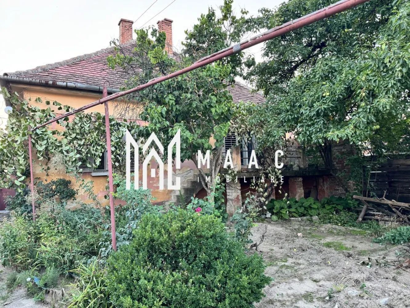 Casa 4 camere | 100 MPU | Gradina | Acces Auto | Terezian - MAAC Imobiliare vă propune spre vânzare o casă cu o suprafață utilă de 100 mp, ideală pentru cei care își doresc un cămin într-o zonă liniștită, cu potențial de personalizare și amenajare după propriile preferințe.

Proprietatea este compartimentată practic și oferă spații generoase:
-3 camere foarte spațioase
-bucătărie
-baie
-hol
-pod mansardabil, potrivit pentru extindere sau depozitare
-pivniță

Casa beneficiază de grădină proprie, ideală pentru relaxare sau activități de grădinărit, precum și de acces auto.

Curtea este comună cu o singură altă locuință, aceasta fiind amplasată în partea din spate, oferind un grad bun de intimitate.

Imobilul necesită renovare și modernizare, reprezentând o oportunitate excelentă pentru investiție sau pentru amenajarea unei locuințe adaptate nevoilor personale.

Pentru mai multe detalii, vă rugăm să menționați telefonic că ați văzut anunțul cu CP2797637