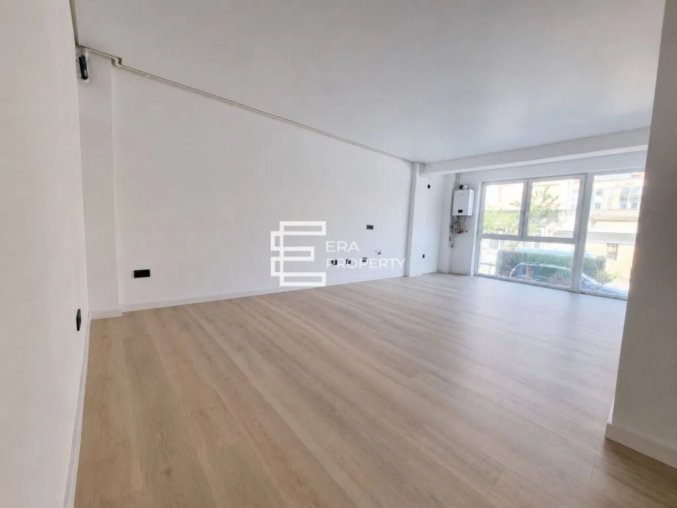 Apartament premium 3 cam, boxa, garaj-intabulat- Sibiu zona Alba Iulia - Apartament premium 3 cam, boxa, garaj-intabulat- Sibiu zona Alba Iulia

Descoperă un apartament modern, complet finisat, situat într-un ansamblu rezidențial de ultimă generație, la doar câteva minute de centrul orașului Sibiu.

Locuința este predată la cheie, fiind necesară doar mobilarea după propriul gust. Compartimentarea este excelentă și cuprinde un living spațios cu bucătărie open-space și acces către balconul generos, două dormitoare și două băi.

-Suprafață utilă de 74.7 mp, la care se adaugă un balcon de 11 mp, situat la parter.
- Compartimentare eficienta: hol: 6,4 mp; cameră de zi: 19,5 mp; bucătărie: 16,5 mp; dormitor 1: 12,8 mp; dormitor 2: 11 mp; baie principală: 5,7 mp; baie secundară: 2,8 mp; balcon.

Apartamentul beneficiază de dotări și finisaje premium
• încălzire în pardoseală cu control inteligent
• centrală termică în condensare
• termostate wireless în fiecare încăpere
• suprafețe vitrate ample pentru lumină naturală abundentă
• tavane casetate cu iluminare LED integrată
• videointerfon și supraveghere video

Ansamblul oferă numeroase facilități:
• spații verzi și zone de relaxare
• parcări pentru vizitatori
• lift modern pentru 8 persoane
• acces facil pentru persoane cu dizabilități
• spațiu dedicat bicicletelor
• cameră administrativă și adăpost ALA

O proprietate modernă, eficientă și elegantă, ideală pentru cei care își doresc confort, tehnologie și o locație excelentă aproape de centrul orașului.

Pret:202 000euro + tva 21%