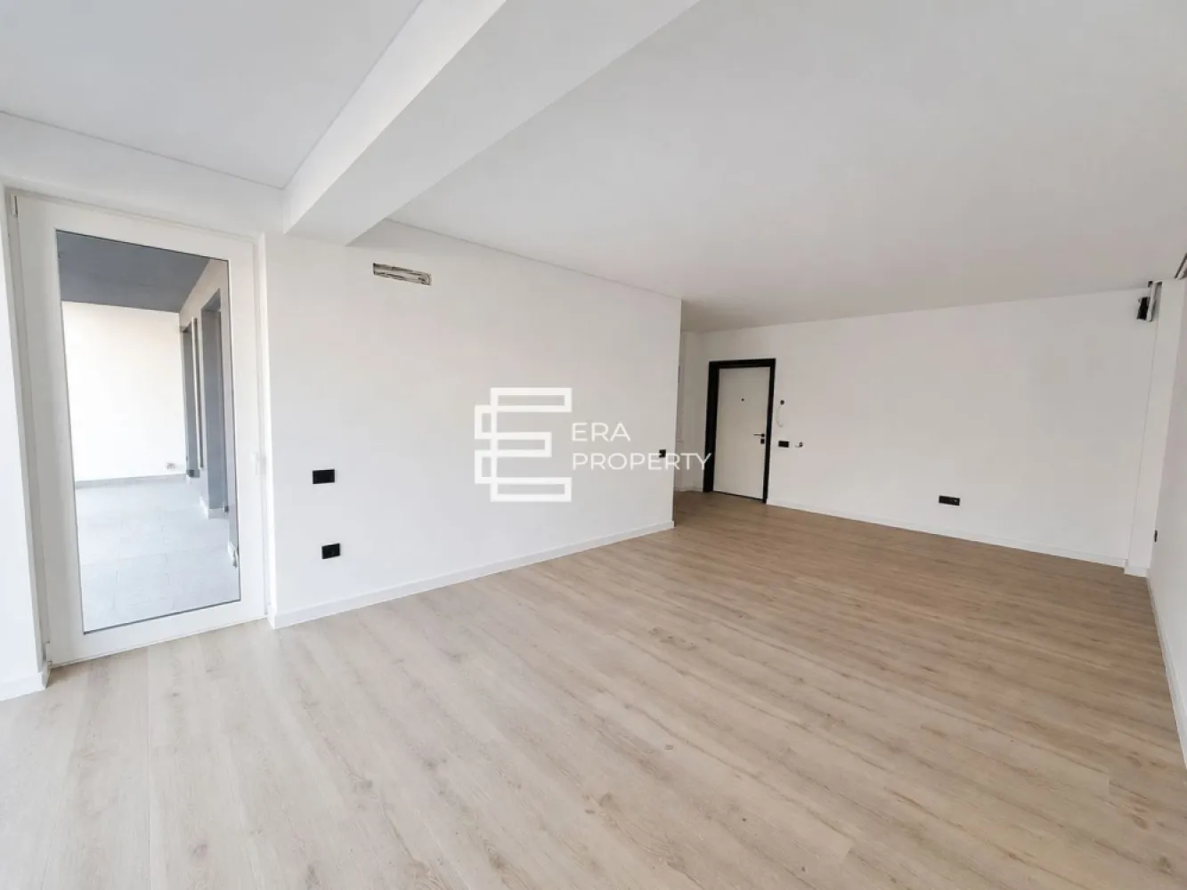 Apartament premium 3 cam, boxa, garaj-intabulat- Sibiu zona Alba Iulia - Apartament premium 3 cam, boxa, garaj-intabulat- Sibiu zona Alba Iulia

Descoperă un apartament modern, complet finisat, situat într-un ansamblu rezidențial de ultimă generație, la doar câteva minute de centrul orașului Sibiu.

Locuința este predată la cheie, fiind necesară doar mobilarea după propriul gust. Compartimentarea este excelentă și cuprinde un living spațios cu bucătărie open-space și acces către balconul generos, două dormitoare și două băi.

-Suprafață utilă de 74.7 mp, la care se adaugă un balcon de 11 mp, situat la parter.
- Compartimentare eficienta: hol: 6,4 mp; cameră de zi: 19,5 mp; bucătărie: 16,5 mp; dormitor 1: 12,8 mp; dormitor 2: 11 mp; baie principală: 5,7 mp; baie secundară: 2,8 mp; balcon.

Apartamentul beneficiază de dotări și finisaje premium
• încălzire în pardoseală cu control inteligent
• centrală termică în condensare
• termostate wireless în fiecare încăpere
• suprafețe vitrate ample pentru lumină naturală abundentă
• tavane casetate cu iluminare LED integrată
• videointerfon și supraveghere video

Ansamblul oferă numeroase facilități:
• spații verzi și zone de relaxare
• parcări pentru vizitatori
• lift modern pentru 8 persoane
• acces facil pentru persoane cu dizabilități
• spațiu dedicat bicicletelor
• cameră administrativă și adăpost ALA

O proprietate modernă, eficientă și elegantă, ideală pentru cei care își doresc confort, tehnologie și o locație excelentă aproape de centrul orașului.

Pret:202 000euro + tva 21%