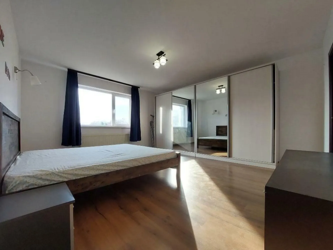 Ag BRASADAS vinde ap 2 cam et 1/2 71mp 2015 Pantelimon. - Ag BRASADAS vinde apartament cu doua camere, construit in 2015, SPATIOS si LUMINOS, 2 bai, mobilat, utilat, aer conditionat, centrala proprie, 71mp. situat la etajul 1/2 în zona Pantelimon. 
Living, bucatarie, dormitor si baie, hol si baie, balcon inchis. 
Acces imediat la Lidl, Mega Image.
Pentru mai multe oferte accesați www.brasadas.com.