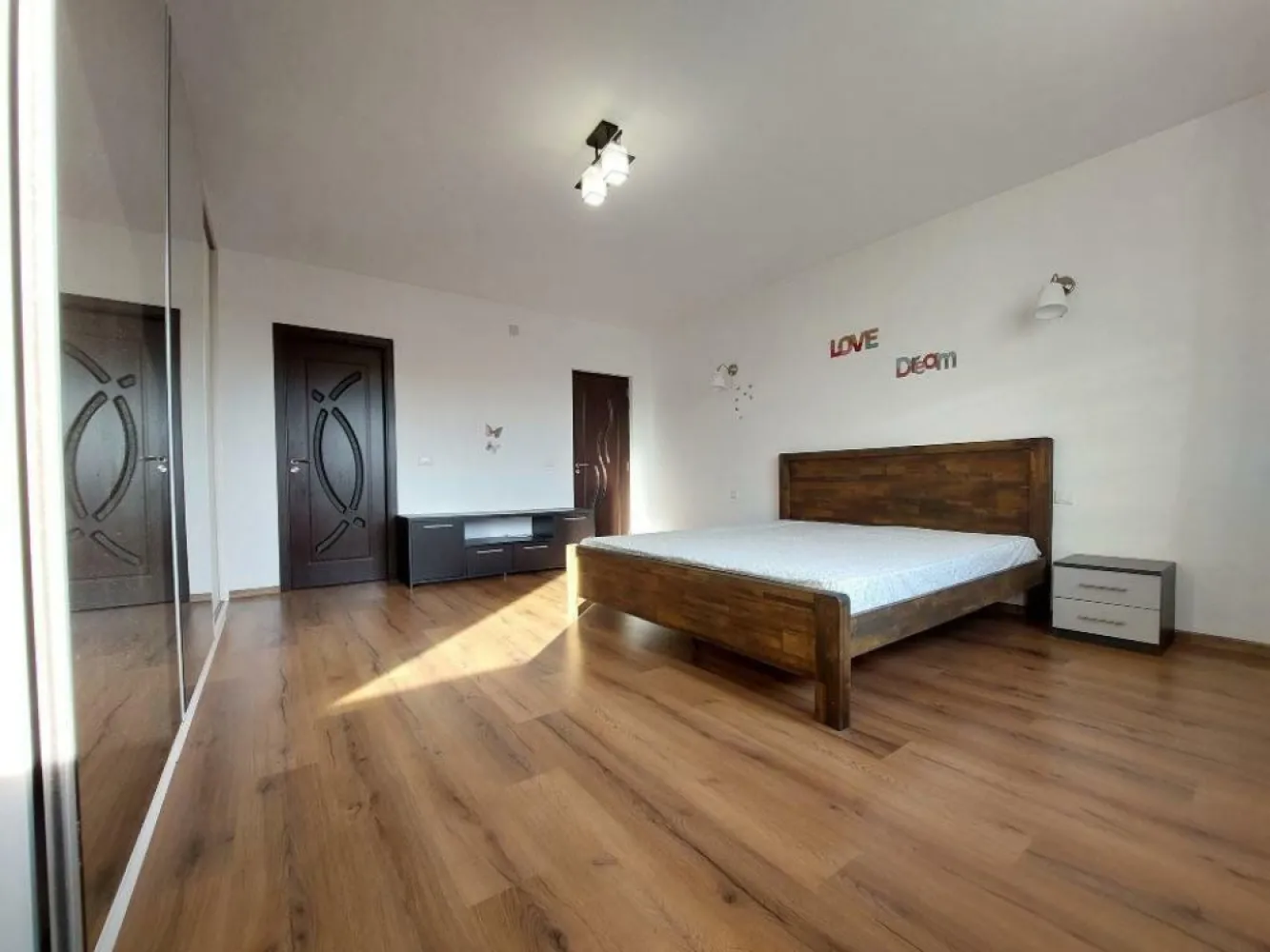 Ag BRASADAS vinde ap 2 cam et 1/2 71mp 2015 Pantelimon. - Ag BRASADAS vinde apartament cu doua camere, construit in 2015, SPATIOS si LUMINOS, 2 bai, mobilat, utilat, aer conditionat, centrala proprie, 71mp. situat la etajul 1/2 în zona Pantelimon. 
Living, bucatarie, dormitor si baie, hol si baie, balcon inchis. 
Acces imediat la Lidl, Mega Image.
Pentru mai multe oferte accesați www.brasadas.com.