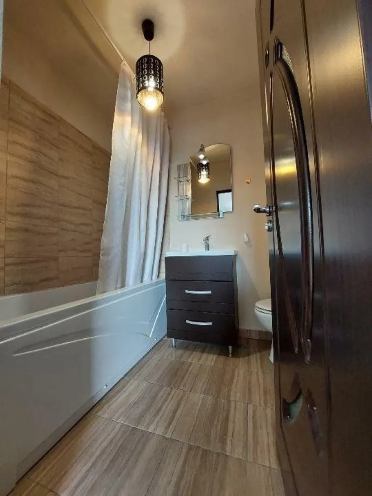 Ag BRASADAS vinde ap 2 cam et 1/2 71mp 2015 Pantelimon. - Ag BRASADAS vinde apartament cu doua camere, construit in 2015, SPATIOS si LUMINOS, 2 bai, mobilat, utilat, aer conditionat, centrala proprie, 71mp. situat la etajul 1/2 în zona Pantelimon. 
Living, bucatarie, dormitor si baie, hol si baie, balcon inchis. 
Acces imediat la Lidl, Mega Image.
Pentru mai multe oferte accesați www.brasadas.com.