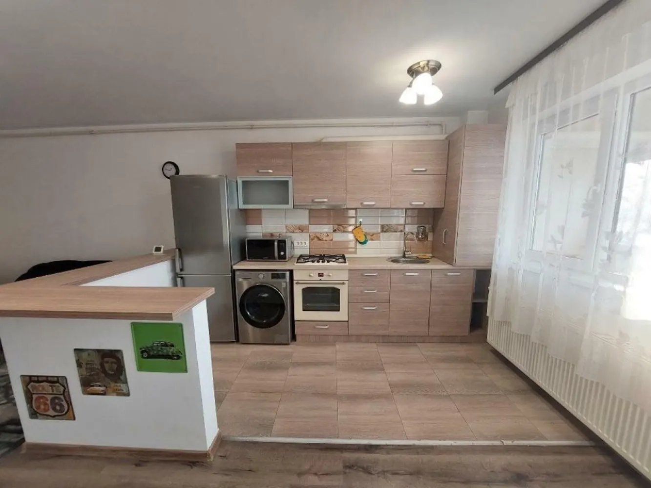 Ag BRASADAS vinde ap 2 cam et 1/2 71mp 2015 Pantelimon. - Ag BRASADAS vinde apartament cu doua camere, construit in 2015, SPATIOS si LUMINOS, 2 bai, mobilat, utilat, aer conditionat, centrala proprie, 71mp. situat la etajul 1/2 în zona Pantelimon. 
Living, bucatarie, dormitor si baie, hol si baie, balcon inchis. 
Acces imediat la Lidl, Mega Image.
Pentru mai multe oferte accesați www.brasadas.com.