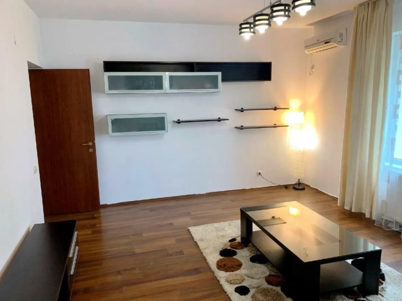 Ag BRASADAS vinde ap 2 Cam Avangarde Rezidential Prelungirea Ghencea - Agenția BRASADAS vinde apartament cu 2 camere, decomandat, spaţios 57mp utili, situat in Complex Avangarde - Prelungirea Ghencea, la etajul 1 din 3 cu loc de joaca pentru copii, bariera, camere de luat vederi.

Apartamentul are centrală proprie, balcon, se vinde complet mobilat si utilat exact ca in poze! (Combina Frigorifica Teka Nofrost, masina de spalat vase,masina de spalat, aspirator, fier de calcat, TV, Internet RDS 1000MBPS , Aer conditionat, usa metalica...)

Finisajele sunt de calitate superioara!

Staţiile RATB ce duc spre centru se află în faţa complexului cat si piaţa, farmacie, sala de sport, salon de frumuseţe.

Loc de parcare - nu este inclus in pret

Pentru mai multe oferte accesați www.brasadas.com.