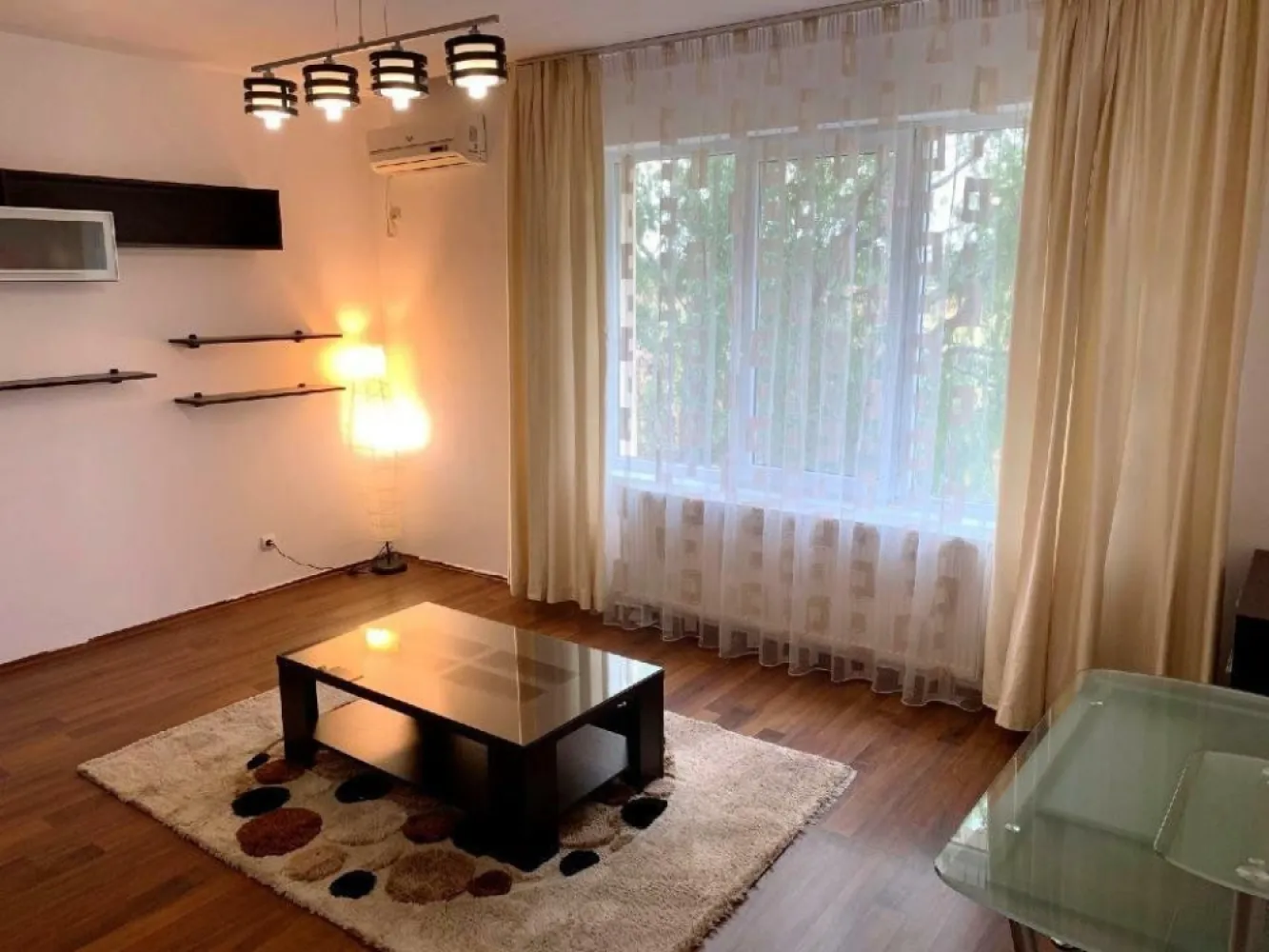 Ag BRASADAS vinde ap 2 Cam Avangarde Rezidential Prelungirea Ghencea - Agenția BRASADAS vinde apartament cu 2 camere, decomandat, spaţios 57mp utili, situat in Complex Avangarde - Prelungirea Ghencea, la etajul 1 din 3 cu loc de joaca pentru copii, bariera, camere de luat vederi.

Apartamentul are centrală proprie, balcon, se vinde complet mobilat si utilat exact ca in poze! (Combina Frigorifica Teka Nofrost, masina de spalat vase,masina de spalat, aspirator, fier de calcat, TV, Internet RDS 1000MBPS , Aer conditionat, usa metalica...)

Finisajele sunt de calitate superioara!

Staţiile RATB ce duc spre centru se află în faţa complexului cat si piaţa, farmacie, sala de sport, salon de frumuseţe.

Loc de parcare - nu este inclus in pret

Pentru mai multe oferte accesați www.brasadas.com.