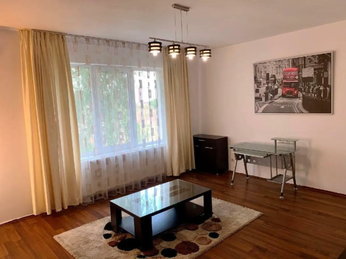 Ag BRASADAS vinde ap 2 Cam Avangarde Rezidential Prelungirea Ghencea - Agenția BRASADAS vinde apartament cu 2 camere, decomandat, spaţios 57mp utili, situat in Complex Avangarde - Prelungirea Ghencea, la etajul 1 din 3 cu loc de joaca pentru copii, bariera, camere de luat vederi.

Apartamentul are centrală proprie, balcon, se vinde complet mobilat si utilat exact ca in poze! (Combina Frigorifica Teka Nofrost, masina de spalat vase,masina de spalat, aspirator, fier de calcat, TV, Internet RDS 1000MBPS , Aer conditionat, usa metalica...)

Finisajele sunt de calitate superioara!

Staţiile RATB ce duc spre centru se află în faţa complexului cat si piaţa, farmacie, sala de sport, salon de frumuseţe.

Loc de parcare - nu este inclus in pret

Pentru mai multe oferte accesați www.brasadas.com.