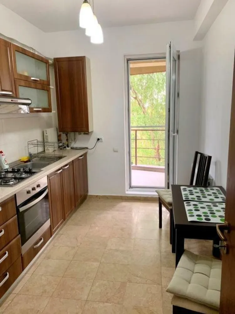 Ag BRASADAS vinde ap 2 Cam Avangarde Rezidential Prelungirea Ghencea - Agenția BRASADAS vinde apartament cu 2 camere, decomandat, spaţios 57mp utili, situat in Complex Avangarde - Prelungirea Ghencea, la etajul 1 din 3 cu loc de joaca pentru copii, bariera, camere de luat vederi.

Apartamentul are centrală proprie, balcon, se vinde complet mobilat si utilat exact ca in poze! (Combina Frigorifica Teka Nofrost, masina de spalat vase,masina de spalat, aspirator, fier de calcat, TV, Internet RDS 1000MBPS , Aer conditionat, usa metalica...)

Finisajele sunt de calitate superioara!

Staţiile RATB ce duc spre centru se află în faţa complexului cat si piaţa, farmacie, sala de sport, salon de frumuseţe.

Loc de parcare - nu este inclus in pret

Pentru mai multe oferte accesați www.brasadas.com.