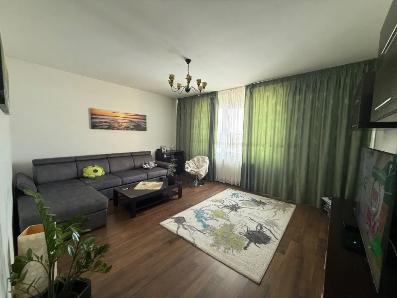 Ag BRASADAS vinde ap 2 cam et 2/3 Prelungirea Ghencea - Agenția BRASADAS vinde apartament cu 2 camere, complet mobilat si utiliat. 
Apartamentul este situat la etajul 2 al unui bloc de 3 etaje, finalizat in anul 2012. 
Apartamentul se preda exact ca in poze si are in dotare : 
- Loc de parcare 
- Centrala proprie
- Aer conditionat
- Frigider marca Teka
- Cuptor electric si plita inductie marca Teka
- Masina de spalat vase Teka
- Hota inox Teka
- Masina de spalat rufe Samsung
- Televizor si sistem audio Sony
- Mobilier living, coltar extensibil recent achizitionat
- Pat matrimonial si dressing
Situat la 5 min de statia STB, autobuz : 122,222,425,422,423.
Apartamentul este o alegere perfecta pentru cei care doresc un loc de liniste si aer curat.
Pentru mai multe oferte accesați www.brasadas.com.