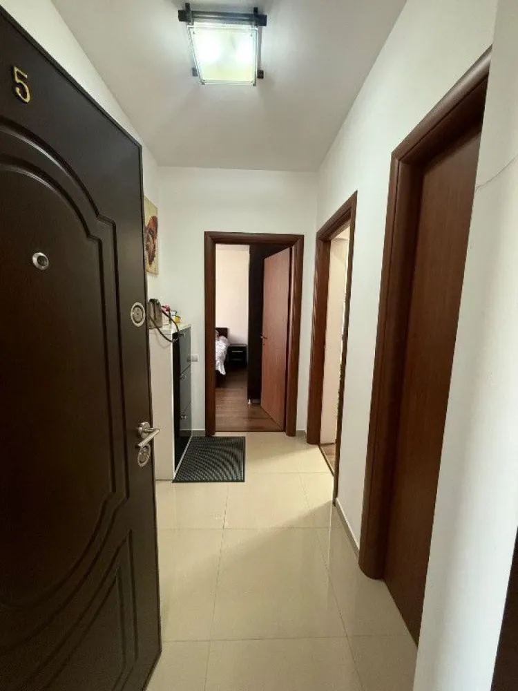Ag BRASADAS vinde ap 2 cam et 2/3 Prelungirea Ghencea - Agenția BRASADAS vinde apartament cu 2 camere, complet mobilat si utiliat. 
Apartamentul este situat la etajul 2 al unui bloc de 3 etaje, finalizat in anul 2012. 
Apartamentul se preda exact ca in poze si are in dotare : 
- Loc de parcare 
- Centrala proprie
- Aer conditionat
- Frigider marca Teka
- Cuptor electric si plita inductie marca Teka
- Masina de spalat vase Teka
- Hota inox Teka
- Masina de spalat rufe Samsung
- Televizor si sistem audio Sony
- Mobilier living, coltar extensibil recent achizitionat
- Pat matrimonial si dressing
Situat la 5 min de statia STB, autobuz : 122,222,425,422,423.
Apartamentul este o alegere perfecta pentru cei care doresc un loc de liniste si aer curat.
Pentru mai multe oferte accesați www.brasadas.com.