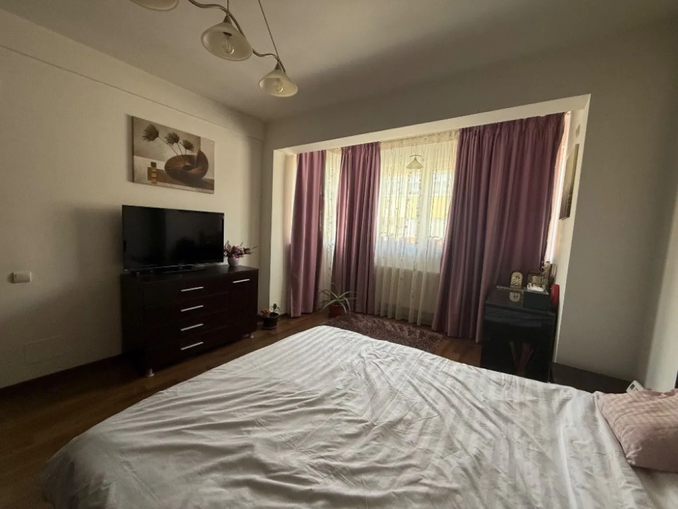 Ag BRASADAS vinde ap 2 cam et 2/3 Prelungirea Ghencea - Agenția BRASADAS vinde apartament cu 2 camere, complet mobilat si utiliat. 
Apartamentul este situat la etajul 2 al unui bloc de 3 etaje, finalizat in anul 2012. 
Apartamentul se preda exact ca in poze si are in dotare : 
- Loc de parcare 
- Centrala proprie
- Aer conditionat
- Frigider marca Teka
- Cuptor electric si plita inductie marca Teka
- Masina de spalat vase Teka
- Hota inox Teka
- Masina de spalat rufe Samsung
- Televizor si sistem audio Sony
- Mobilier living, coltar extensibil recent achizitionat
- Pat matrimonial si dressing
Situat la 5 min de statia STB, autobuz : 122,222,425,422,423.
Apartamentul este o alegere perfecta pentru cei care doresc un loc de liniste si aer curat.
Pentru mai multe oferte accesați www.brasadas.com.