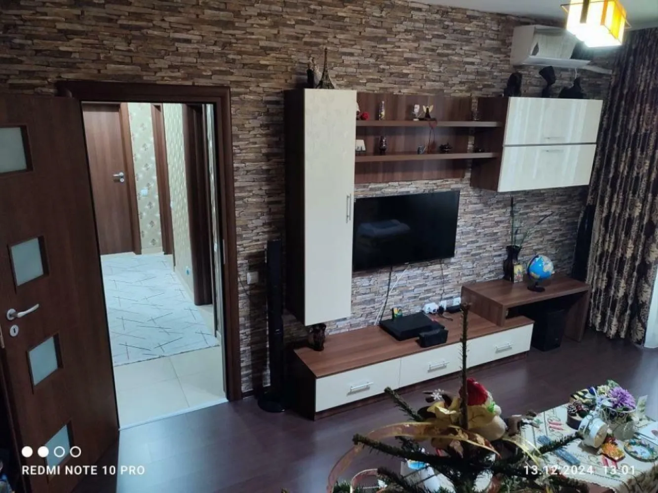 Ag BRASADAS vinde ap 2 cam Confort Urban Rahova. - Agenția BRASADAS vinde apartament cu 2 camere DECOMANDAT, Confort Urban Rahova , 54 mp. la etajul 1, cu doua balcoane închise, centrala termica proprie, aer condiţionat, Smart wifi, tapet decorativ.
Apartamentul se vinde mobilat şi utilat.
In apropiere sunt scoli, grădiniţe, hipermarketuri.
Staţia de autobuz 117 este vis a vis de bloc.
Pentru mai multe oferte accesați www.brasadas.com.