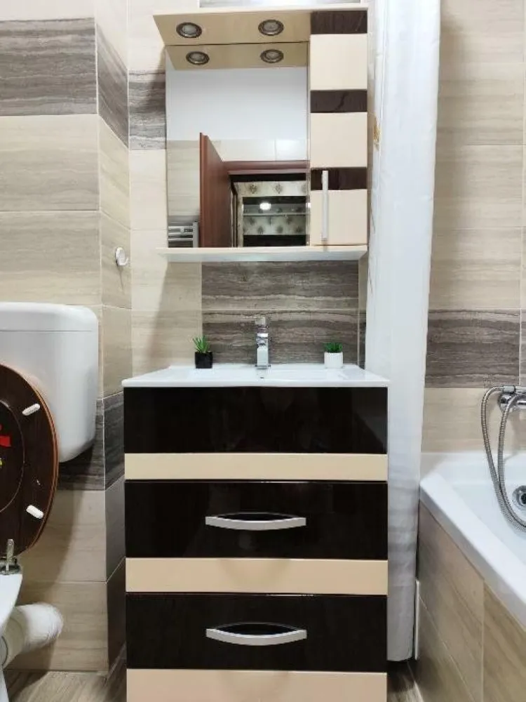 Ag BRASADAS vinde ap 2 cam Confort Urban Rahova. - Agenția BRASADAS vinde apartament cu 2 camere DECOMANDAT, Confort Urban Rahova , 54 mp. la etajul 1, cu doua balcoane închise, centrala termica proprie, aer condiţionat, Smart wifi, tapet decorativ.
Apartamentul se vinde mobilat şi utilat.
In apropiere sunt scoli, grădiniţe, hipermarketuri.
Staţia de autobuz 117 este vis a vis de bloc.
Pentru mai multe oferte accesați www.brasadas.com.
