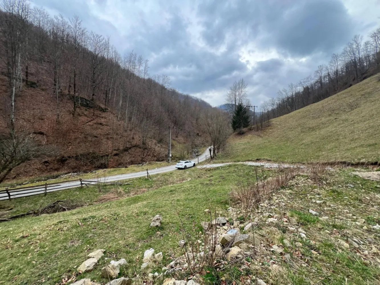 Teren intravilan 1.28ha Remeti–perfect pensiune/cabane, zonă turistica - immoSELL va ofera in exclusivitate Teren intravilan 12.800 mp – Remeti | Locație rară, liniște totală, potențial turistic ridicat

Dacă ești în căutarea unui loc cu adevărat special pentru o investiție în turism sau pentru un refugiu în natură, această proprietate îți oferă exact acel „ceva” greu de găsit: liniște absolută, intimitate și peisaj autentic de munte.

🌲 Terenul are o suprafață generoasă de 12.800 mp și este intravilan, pregătit pentru construcții – ideal pentru:

pensiune boutique
cabane A-frame sau tiny houses
glamping exclusivist
retreat (yoga, wellness, detox)

📍 Localizare premium – situat în Remeti, într-o zonă apreciată pentru frumusețea naturală și interesul tot mai mare pentru turismul rural și montan.

✨ Ce îl face cu adevărat special:

Izolare totală – fără vecini în apropiere
Înconjurat de pădure și pășune, perfect pentru relaxare și reconectare
Aer curat, liniște deplină, priveliști spectaculoase
Acces facil + la doar 500 m de TransApuseana (atracție turistică majoră)
Pârâu în imediata vecinătate – ideal pentru un proiect turistic cu atmosferă autentică
 Acces rapid la energie electrică

📈 Zona este în plină dezvoltare, iar cererea pentru experiențe autentice în natură este în continuă creștere – ceea ce transformă acest teren într-o investiție sigură și valoroasă pe termen mediu și lung.

💰 Preț imbatabil: 48.500 € (negociabil)

📞 Pentru detalii suplimentare sau programarea unei vizionări, contactează-mă cu încredere.

Sorin Gligor

tel: 0731.290.032