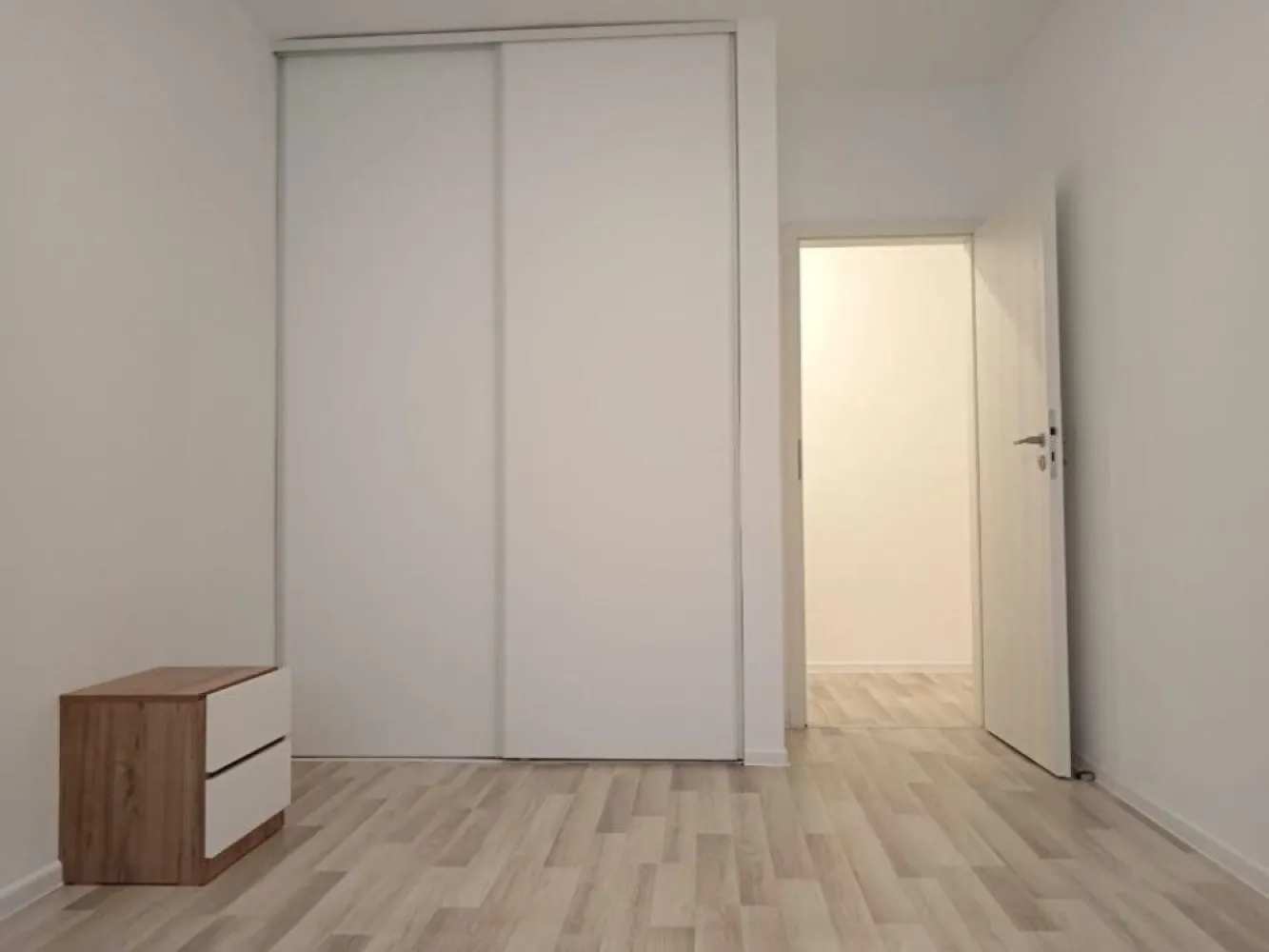 Ag BRASADAS vinde ap 2 cam MOBILAT cu PARCARE Berceni. - Agenția BRASADAS vinde apartament cu doua camere, luminos şi spaţios în care te poţi muta imediat.
Suprafaţa utilă: 46,26 mp + balcon în suprafaţă de 3,50 m.p rezultând o suprafaţă totală de 49,76 mp.
În preţ este inclus şi un loc de parcare suprateran situat la întrarea in bloc de 11 mp. 
Apartamentul are în vigoare poliţă PAD şi asigurare facultativă.

Mobila este la comandă din material MDF PREMIUM şi balamale cu lezenă şi amortizare. Mobila bucătăriei are glisiere tandem, coş joly de 200, picurător la chiuvetă pentru detergentul de vase.

Electrocasnice: Combină frigorifică Samsung RB33N340NSA, Cuptor Arctic AROIM25603X , Plită Arctic ARNGW64127SB, Maşină de spălat rufe Electrolux EW7F348SI, Hota cu două motoare Bosch DFS067A50.

La bucătărie există jaluzele opace tip rulou, gri.

Mobila dormitorului este din MDF AGT, are amortizoare pentru balamale şi sistem de glisare hafele.

Atât la bucătărie cât şi la dormitor există plase de tănţari tip rulou.

Balconul este închis cu termopane glisante şi geamuri fumurii pentru a proteja apartamentul de soarele dimineţii. Tot pe balcon există spaţiu pentru depozitare închis cu uşă glisantă.

Apartamentul se află în incinta Ansamblului Rezideţial Sun Park Berceni,

Blocul are interfon, lift şi camere de supraveghere atăt în exterior căt şi la fiecare etaj. Blocul este construit din cărămidă Porotherm şi izolat termic , atât exterior cât şi interior.

Apartamentul are centrală termică.

Imobilul este în apropierea Parcului Tudor Arghezi.

Pe stradă există o grădiniţă, numeroase supermarketuri, cofetărie, saloane,cabinete medicale şi Biserica Sf. Brâncoveni.

Există acces rapid la transportul public: autobuz 241, metrou Apărătorii Patriei la 2,9 km si metrou Constantin Brâncoveanu la 5,7 km.

Mallul Grand Arena,Primăria Sectorului 4, Lidl, Kaufland , Metro şi Jumbo sunt aproape de complex.

Pentru mai multe oferte accesați www.brasadas.com.
