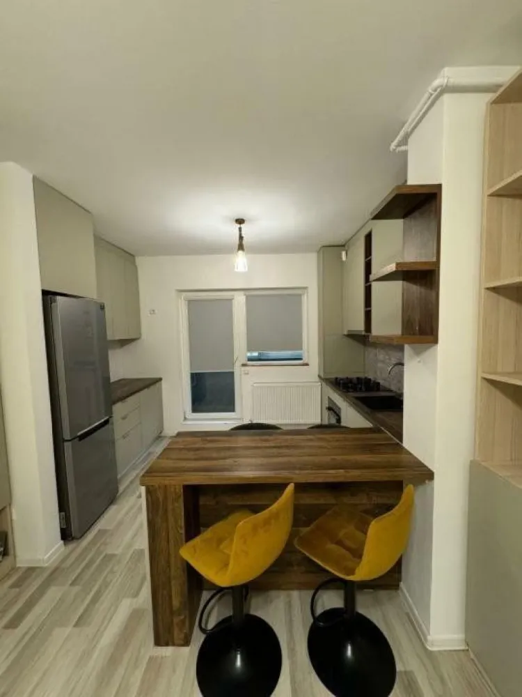 Ag BRASADAS vinde ap 2 cam MOBILAT cu PARCARE Berceni. - Agenția BRASADAS vinde apartament cu doua camere, luminos şi spaţios în care te poţi muta imediat.
Suprafaţa utilă: 46,26 mp + balcon în suprafaţă de 3,50 m.p rezultând o suprafaţă totală de 49,76 mp.
În preţ este inclus şi un loc de parcare suprateran situat la întrarea in bloc de 11 mp. 
Apartamentul are în vigoare poliţă PAD şi asigurare facultativă.

Mobila este la comandă din material MDF PREMIUM şi balamale cu lezenă şi amortizare. Mobila bucătăriei are glisiere tandem, coş joly de 200, picurător la chiuvetă pentru detergentul de vase.

Electrocasnice: Combină frigorifică Samsung RB33N340NSA, Cuptor Arctic AROIM25603X , Plită Arctic ARNGW64127SB, Maşină de spălat rufe Electrolux EW7F348SI, Hota cu două motoare Bosch DFS067A50.

La bucătărie există jaluzele opace tip rulou, gri.

Mobila dormitorului este din MDF AGT, are amortizoare pentru balamale şi sistem de glisare hafele.

Atât la bucătărie cât şi la dormitor există plase de tănţari tip rulou.

Balconul este închis cu termopane glisante şi geamuri fumurii pentru a proteja apartamentul de soarele dimineţii. Tot pe balcon există spaţiu pentru depozitare închis cu uşă glisantă.

Apartamentul se află în incinta Ansamblului Rezideţial Sun Park Berceni,

Blocul are interfon, lift şi camere de supraveghere atăt în exterior căt şi la fiecare etaj. Blocul este construit din cărămidă Porotherm şi izolat termic , atât exterior cât şi interior.

Apartamentul are centrală termică.

Imobilul este în apropierea Parcului Tudor Arghezi.

Pe stradă există o grădiniţă, numeroase supermarketuri, cofetărie, saloane,cabinete medicale şi Biserica Sf. Brâncoveni.

Există acces rapid la transportul public: autobuz 241, metrou Apărătorii Patriei la 2,9 km si metrou Constantin Brâncoveanu la 5,7 km.

Mallul Grand Arena,Primăria Sectorului 4, Lidl, Kaufland , Metro şi Jumbo sunt aproape de complex.

Pentru mai multe oferte accesați www.brasadas.com.