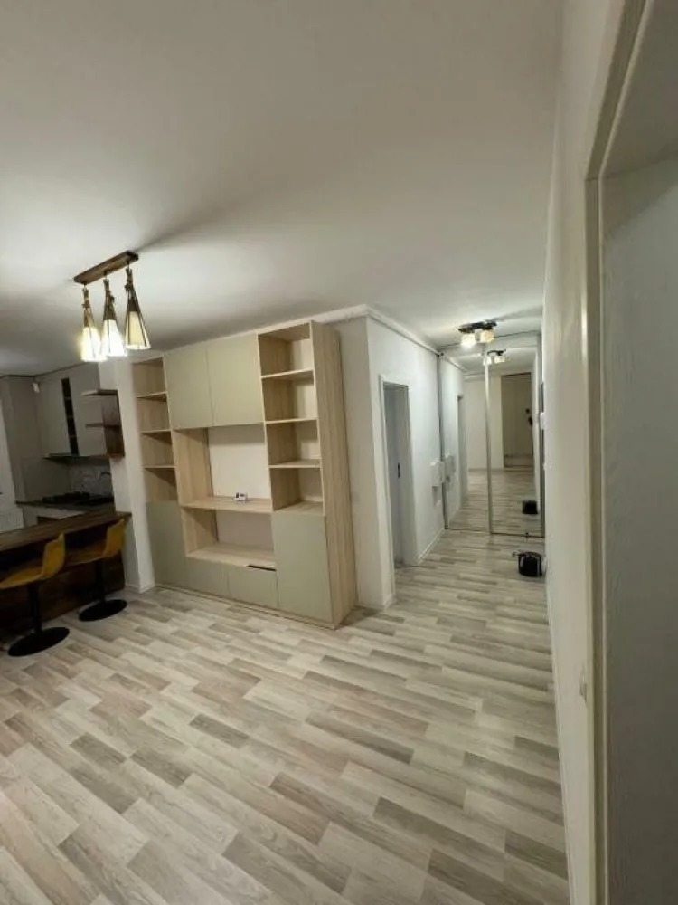 Ag BRASADAS vinde ap 2 cam MOBILAT cu PARCARE Berceni. - Agenția BRASADAS vinde apartament cu doua camere, luminos şi spaţios în care te poţi muta imediat.
Suprafaţa utilă: 46,26 mp + balcon în suprafaţă de 3,50 m.p rezultând o suprafaţă totală de 49,76 mp.
În preţ este inclus şi un loc de parcare suprateran situat la întrarea in bloc de 11 mp. 
Apartamentul are în vigoare poliţă PAD şi asigurare facultativă.

Mobila este la comandă din material MDF PREMIUM şi balamale cu lezenă şi amortizare. Mobila bucătăriei are glisiere tandem, coş joly de 200, picurător la chiuvetă pentru detergentul de vase.

Electrocasnice: Combină frigorifică Samsung RB33N340NSA, Cuptor Arctic AROIM25603X , Plită Arctic ARNGW64127SB, Maşină de spălat rufe Electrolux EW7F348SI, Hota cu două motoare Bosch DFS067A50.

La bucătărie există jaluzele opace tip rulou, gri.

Mobila dormitorului este din MDF AGT, are amortizoare pentru balamale şi sistem de glisare hafele.

Atât la bucătărie cât şi la dormitor există plase de tănţari tip rulou.

Balconul este închis cu termopane glisante şi geamuri fumurii pentru a proteja apartamentul de soarele dimineţii. Tot pe balcon există spaţiu pentru depozitare închis cu uşă glisantă.

Apartamentul se află în incinta Ansamblului Rezideţial Sun Park Berceni,

Blocul are interfon, lift şi camere de supraveghere atăt în exterior căt şi la fiecare etaj. Blocul este construit din cărămidă Porotherm şi izolat termic , atât exterior cât şi interior.

Apartamentul are centrală termică.

Imobilul este în apropierea Parcului Tudor Arghezi.

Pe stradă există o grădiniţă, numeroase supermarketuri, cofetărie, saloane,cabinete medicale şi Biserica Sf. Brâncoveni.

Există acces rapid la transportul public: autobuz 241, metrou Apărătorii Patriei la 2,9 km si metrou Constantin Brâncoveanu la 5,7 km.

Mallul Grand Arena,Primăria Sectorului 4, Lidl, Kaufland , Metro şi Jumbo sunt aproape de complex.

Pentru mai multe oferte accesați www.brasadas.com.