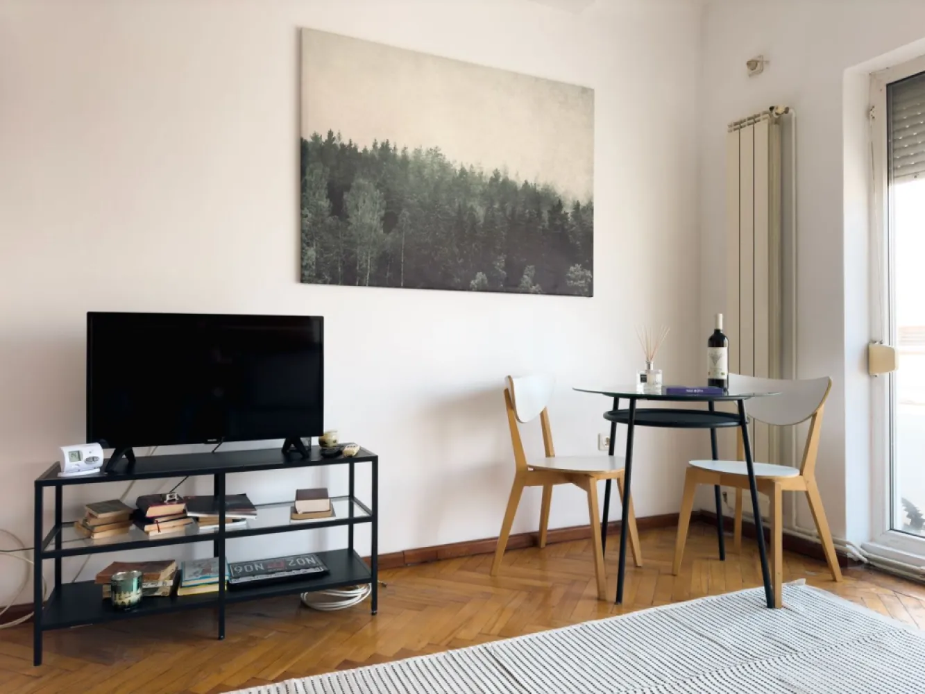 Apartament 2 camere de inchiriat Piata Romana | Spatios si luminos - **Apartament de închiriat – 2 camere, balcon, vedere superbă – Piața Romană** 

Se oferă spre închiriere un apartament spațios și luminos, situat într-o zonă ultracentrală, în apropiere de Piața Romană. Cu o suprafață generoasă, acest apartament decomandat dispune de 2 camere luminoase, un balcon cu vedere panoramică, bucătărie complet utilată și baie modernă. 

 **Suprafață:** Spațios, ideal pentru locuit sau birou 
 **Luminozitate:** Ferestre mari, orientare excelentă 
**Balcon:** Perfect pentru relaxare, cu o priveliște frumoasă asupra orașului 
 **Localizare:** Acces rapid la metrou, restaurante, cafenele și centre comerciale 

Pet friendly
Se accepta regim hotelier

Apartamentul este complet mobilat și utilat, gata pentru mutare imediată. Contactează-ne pentru o vizionare!