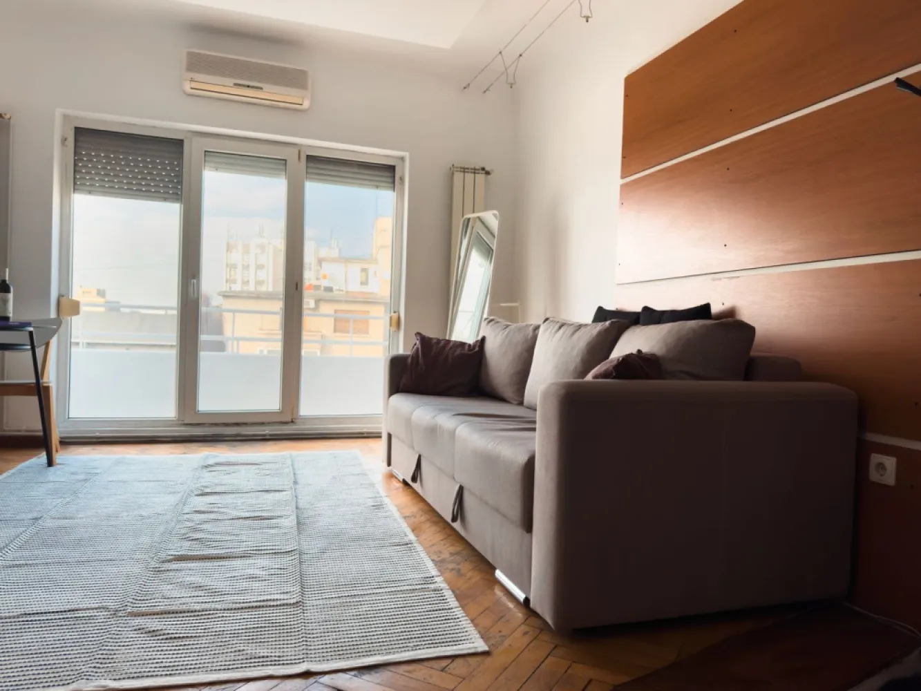 Apartament 2 camere de inchiriat Piata Romana | Spatios si luminos - **Apartament de închiriat – 2 camere, balcon, vedere superbă – Piața Romană** 

Se oferă spre închiriere un apartament spațios și luminos, situat într-o zonă ultracentrală, în apropiere de Piața Romană. Cu o suprafață generoasă, acest apartament decomandat dispune de 2 camere luminoase, un balcon cu vedere panoramică, bucătărie complet utilată și baie modernă. 

 **Suprafață:** Spațios, ideal pentru locuit sau birou 
 **Luminozitate:** Ferestre mari, orientare excelentă 
**Balcon:** Perfect pentru relaxare, cu o priveliște frumoasă asupra orașului 
 **Localizare:** Acces rapid la metrou, restaurante, cafenele și centre comerciale 

Pet friendly
Se accepta regim hotelier

Apartamentul este complet mobilat și utilat, gata pentru mutare imediată. Contactează-ne pentru o vizionare!