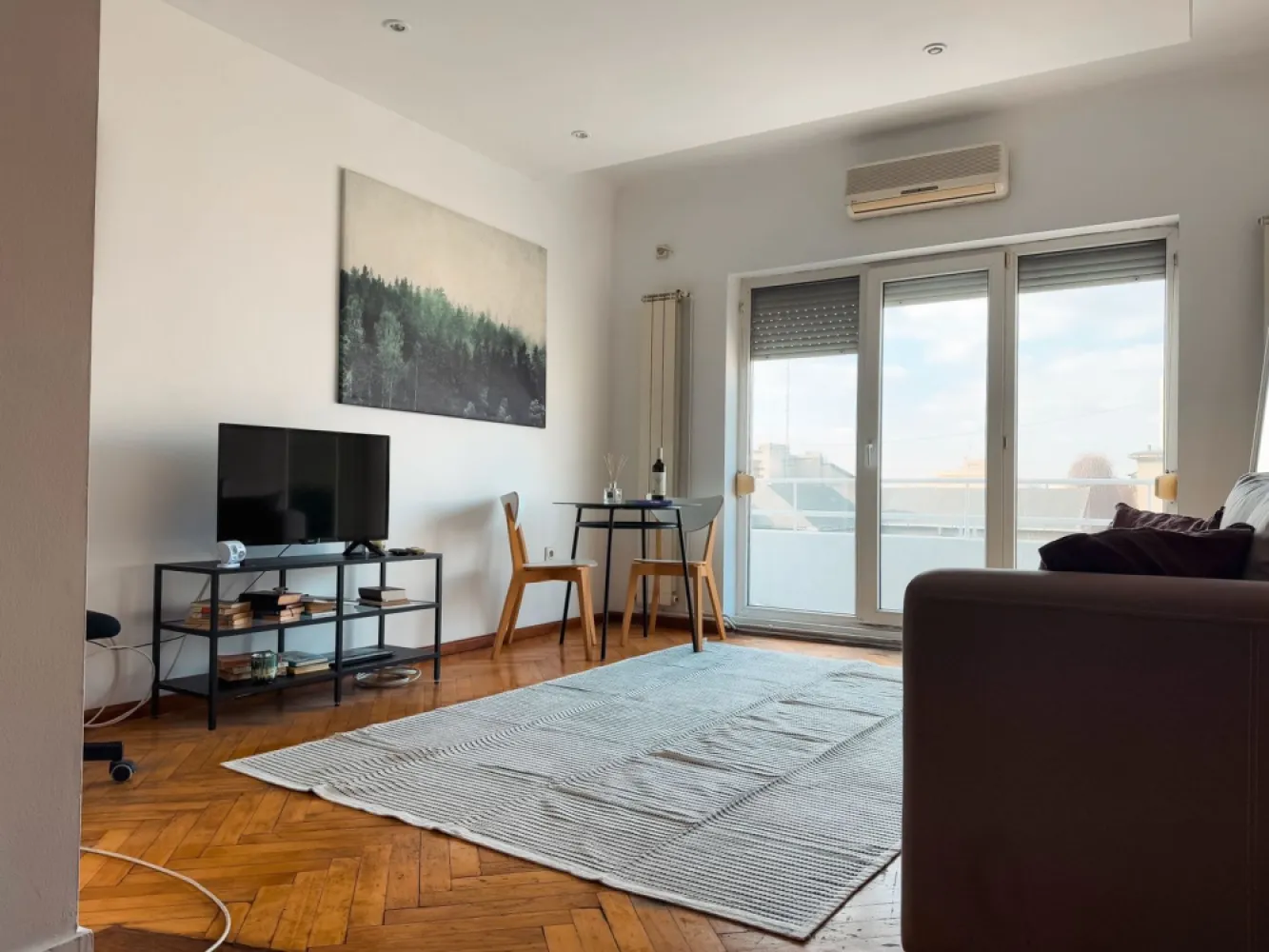 Apartament 2 camere de inchiriat Piata Romana | Spatios si luminos - **Apartament de închiriat – 2 camere, balcon, vedere superbă – Piața Romană** 

Se oferă spre închiriere un apartament spațios și luminos, situat într-o zonă ultracentrală, în apropiere de Piața Romană. Cu o suprafață generoasă, acest apartament decomandat dispune de 2 camere luminoase, un balcon cu vedere panoramică, bucătărie complet utilată și baie modernă. 

 **Suprafață:** Spațios, ideal pentru locuit sau birou 
 **Luminozitate:** Ferestre mari, orientare excelentă 
**Balcon:** Perfect pentru relaxare, cu o priveliște frumoasă asupra orașului 
 **Localizare:** Acces rapid la metrou, restaurante, cafenele și centre comerciale 

Pet friendly
Se accepta regim hotelier

Apartamentul este complet mobilat și utilat, gata pentru mutare imediată. Contactează-ne pentru o vizionare!