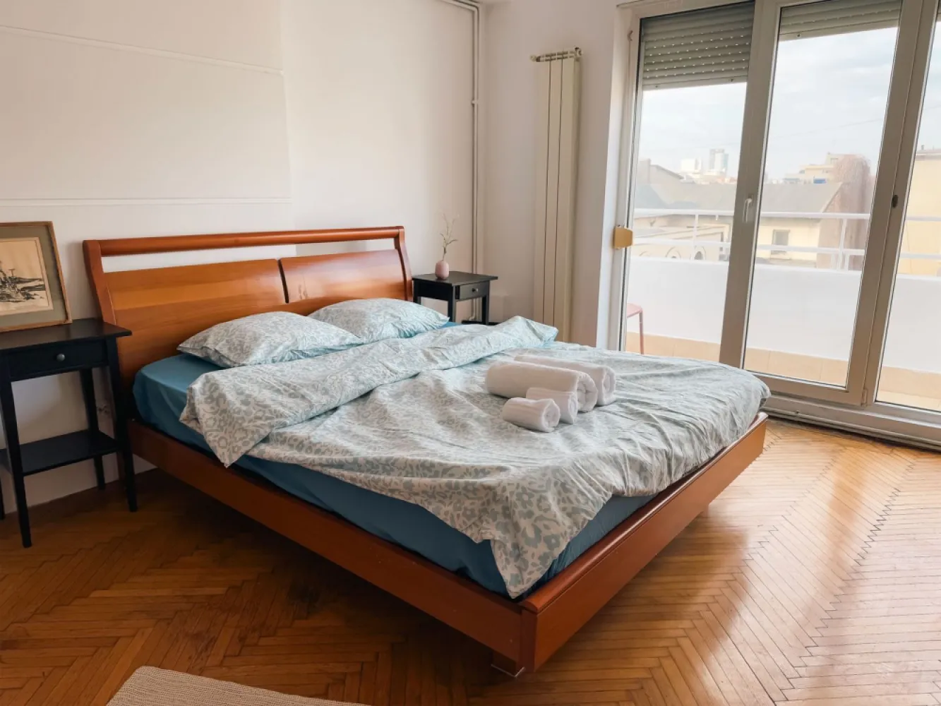 Apartament 2 camere de inchiriat Piata Romana | Spatios si luminos - **Apartament de închiriat – 2 camere, balcon, vedere superbă – Piața Romană** 

Se oferă spre închiriere un apartament spațios și luminos, situat într-o zonă ultracentrală, în apropiere de Piața Romană. Cu o suprafață generoasă, acest apartament decomandat dispune de 2 camere luminoase, un balcon cu vedere panoramică, bucătărie complet utilată și baie modernă. 

 **Suprafață:** Spațios, ideal pentru locuit sau birou 
 **Luminozitate:** Ferestre mari, orientare excelentă 
**Balcon:** Perfect pentru relaxare, cu o priveliște frumoasă asupra orașului 
 **Localizare:** Acces rapid la metrou, restaurante, cafenele și centre comerciale 

Pet friendly
Se accepta regim hotelier

Apartamentul este complet mobilat și utilat, gata pentru mutare imediată. Contactează-ne pentru o vizionare!