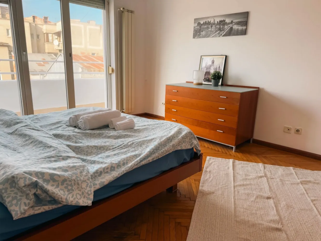 Apartament 2 camere de inchiriat Piata Romana | Spatios si luminos - **Apartament de închiriat – 2 camere, balcon, vedere superbă – Piața Romană** 

Se oferă spre închiriere un apartament spațios și luminos, situat într-o zonă ultracentrală, în apropiere de Piața Romană. Cu o suprafață generoasă, acest apartament decomandat dispune de 2 camere luminoase, un balcon cu vedere panoramică, bucătărie complet utilată și baie modernă. 

 **Suprafață:** Spațios, ideal pentru locuit sau birou 
 **Luminozitate:** Ferestre mari, orientare excelentă 
**Balcon:** Perfect pentru relaxare, cu o priveliște frumoasă asupra orașului 
 **Localizare:** Acces rapid la metrou, restaurante, cafenele și centre comerciale 

Pet friendly
Se accepta regim hotelier

Apartamentul este complet mobilat și utilat, gata pentru mutare imediată. Contactează-ne pentru o vizionare!