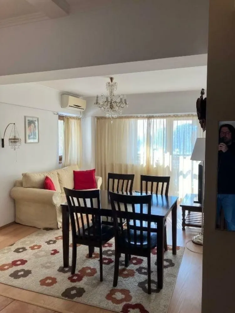Ag BRASADAS vinde apt. 2 cam et. 3/7 Unirii Tribunal - Agentia BRASADAS vinde apartament 2 camere decomandate, complet mobilat si utilat. 
Situat in apropierea Tribunalului Bucuresti are vedere spre Bulevardul Unirii si este la etajul 3 al unui bloc cu lift. 
Apartamentul are 3 balcoane generoase si dispune de incalzire centralizata. 
Este ideal pentru un cuplu care este in cautarea unui apartament intr-o zona selecta a Bucurestiului. 
Acces facil catre toate tipurile de mijloace de transport in comun. 
Disponibil imediat.
Pentru mai multe oferte accesați www.brasadas.com.