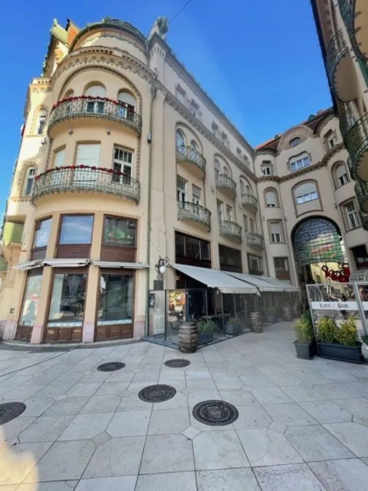 Chirie Ultra-central Oradea – spațiu HoReCa în Pasajul Vulturul Negru - immoSELL va ofera in exclusivitate pentru închiriere, spațiu comercial poziționat într-unul dintre cele mai prestigioase repere arhitecturale din Oradea – Pasajul Vulturul Negru, cu conexiune directă către Piața Unirii, epicentrul vieții urbane și turistice.

Această locație oferă un cadru rar, unde patrimoniul arhitectural se întâlnește cu dinamica unui oraș în plină dezvoltare, fiind alegerea ideală pentru concepte HoReCa care urmăresc vizibilitate, exclusivitate și poziționare premium.

🍸 Recomandat pentru:

restaurant / pizzeria
wine bar
lounge 
club premium
brand HoReCa cu identitate puternică

✨ Caracteristici care definesc locația:

suprafata generoasa 240 mp utili
poziționare ultracentrală, în inima orașului
una dintre cele mai vizitate zone turistice din Oradea
vizibilitate excelentă și trafic pietonal intens, pe tot parcursul anului
acces direct din două puncte cheie ale orașului
cadru arhitectural deosebit, cu potențial de branding puternic

📈 Locația oferă contextul ideal pentru dezvoltarea unui business premium, adresat atât turiștilor, cât și publicului local cu apetit pentru experiențe de calitate.

💼 Spațiul este pretabil pentru orice tip de activitate HoReCa care își dorește poziționare într-un reper al orașului.

💰 Preț: 2500 euro/ luna negociabil

Contact: Sorin Gligor 

Tel: 0731290032