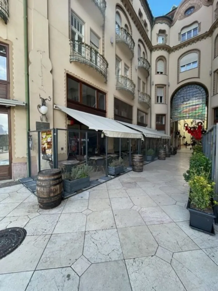 Chirie Ultra-central Oradea – spațiu HoReCa în Pasajul Vulturul Negru - immoSELL va ofera in exclusivitate pentru închiriere, spațiu comercial poziționat într-unul dintre cele mai prestigioase repere arhitecturale din Oradea – Pasajul Vulturul Negru, cu conexiune directă către Piața Unirii, epicentrul vieții urbane și turistice.

Această locație oferă un cadru rar, unde patrimoniul arhitectural se întâlnește cu dinamica unui oraș în plină dezvoltare, fiind alegerea ideală pentru concepte HoReCa care urmăresc vizibilitate, exclusivitate și poziționare premium.

🍸 Recomandat pentru:

restaurant / pizzeria
wine bar
lounge 
club premium
brand HoReCa cu identitate puternică

✨ Caracteristici care definesc locația:

suprafata generoasa 240 mp utili
poziționare ultracentrală, în inima orașului
una dintre cele mai vizitate zone turistice din Oradea
vizibilitate excelentă și trafic pietonal intens, pe tot parcursul anului
acces direct din două puncte cheie ale orașului
cadru arhitectural deosebit, cu potențial de branding puternic

📈 Locația oferă contextul ideal pentru dezvoltarea unui business premium, adresat atât turiștilor, cât și publicului local cu apetit pentru experiențe de calitate.

💼 Spațiul este pretabil pentru orice tip de activitate HoReCa care își dorește poziționare într-un reper al orașului.

💰 Preț: 2500 euro/ luna negociabil

Contact: Sorin Gligor 

Tel: 0731290032