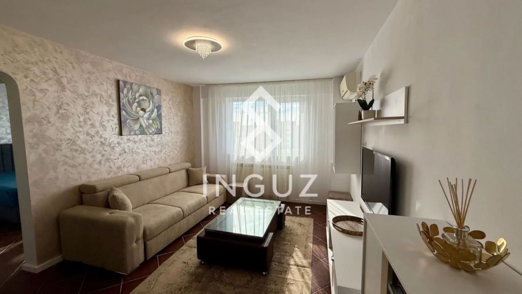 Apartament 2 camere de închiriat – Piața Victoriei (Ultracentral) - Apartament 2 camere de închiriat – Piața Victoriei (Ultracentral)

Preț: 550 € / lună
Locație: București – zona Piața Victoriei

Specificații:
Suprafață utilă: 40 mp
Număr camere: 2
Etaj: 10 / 10 (cu etaj tehnic deasupra)
An construcție: 1974
Stare: Complet renovat

Descriere:
Inguz Real Estate vă propune spre închiriere un apartament cochet de 2 camere, situat într-o zonă ultracentrală – Piața Victoriei, ideal pentru cei care își doresc acces rapid către toate punctele importante ale orașului.

Apartamentul este complet renovat și dispune de mobilier nou, fiind pregătit pentru mutare imediată. Este complet utilat și oferă un confort ridicat: mașină de spălat rufe, TV, canapea extensibilă și balcon închis.

Imobilul a fost reabilitat recent, beneficiază de etaj tehnic deasupra, ceea ce oferă un plus de confort termic și costuri reduse de întreținere.

Locația este excelentă, la doar 2 minute de stația de metrou Piața Victoriei, cu acces rapid către Gara de Nord și multiple mijloace de transport în comun, restaurante, cafenele și centre de business.

Comision agenție: 50% din prima lună de chirie