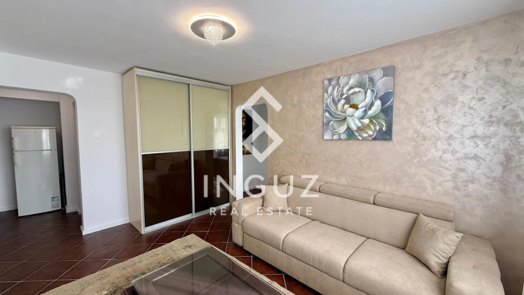 Apartament 2 camere de închiriat – Piața Victoriei (Ultracentral) - Apartament 2 camere de închiriat – Piața Victoriei (Ultracentral)

Preț: 550 € / lună
Locație: București – zona Piața Victoriei

Specificații:
Suprafață utilă: 40 mp
Număr camere: 2
Etaj: 10 / 10 (cu etaj tehnic deasupra)
An construcție: 1974
Stare: Complet renovat

Descriere:
Inguz Real Estate vă propune spre închiriere un apartament cochet de 2 camere, situat într-o zonă ultracentrală – Piața Victoriei, ideal pentru cei care își doresc acces rapid către toate punctele importante ale orașului.

Apartamentul este complet renovat și dispune de mobilier nou, fiind pregătit pentru mutare imediată. Este complet utilat și oferă un confort ridicat: mașină de spălat rufe, TV, canapea extensibilă și balcon închis.

Imobilul a fost reabilitat recent, beneficiază de etaj tehnic deasupra, ceea ce oferă un plus de confort termic și costuri reduse de întreținere.

Locația este excelentă, la doar 2 minute de stația de metrou Piața Victoriei, cu acces rapid către Gara de Nord și multiple mijloace de transport în comun, restaurante, cafenele și centre de business.

Comision agenție: 50% din prima lună de chirie