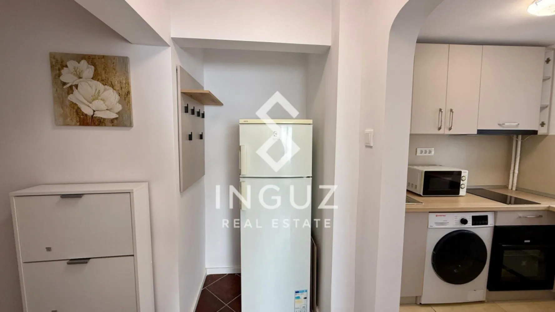 Apartament 2 camere de închiriat – Piața Victoriei (Ultracentral) - Apartament 2 camere de închiriat – Piața Victoriei (Ultracentral)

Preț: 550 € / lună
Locație: București – zona Piața Victoriei

Specificații:
Suprafață utilă: 40 mp
Număr camere: 2
Etaj: 10 / 10 (cu etaj tehnic deasupra)
An construcție: 1974
Stare: Complet renovat

Descriere:
Inguz Real Estate vă propune spre închiriere un apartament cochet de 2 camere, situat într-o zonă ultracentrală – Piața Victoriei, ideal pentru cei care își doresc acces rapid către toate punctele importante ale orașului.

Apartamentul este complet renovat și dispune de mobilier nou, fiind pregătit pentru mutare imediată. Este complet utilat și oferă un confort ridicat: mașină de spălat rufe, TV, canapea extensibilă și balcon închis.

Imobilul a fost reabilitat recent, beneficiază de etaj tehnic deasupra, ceea ce oferă un plus de confort termic și costuri reduse de întreținere.

Locația este excelentă, la doar 2 minute de stația de metrou Piața Victoriei, cu acces rapid către Gara de Nord și multiple mijloace de transport în comun, restaurante, cafenele și centre de business.

Comision agenție: 50% din prima lună de chirie