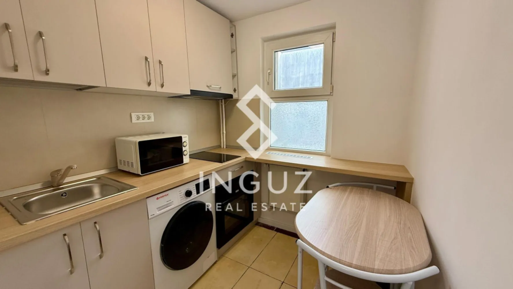 Apartament 2 camere de închiriat – Piața Victoriei (Ultracentral) - Apartament 2 camere de închiriat – Piața Victoriei (Ultracentral)

Preț: 550 € / lună
Locație: București – zona Piața Victoriei

Specificații:
Suprafață utilă: 40 mp
Număr camere: 2
Etaj: 10 / 10 (cu etaj tehnic deasupra)
An construcție: 1974
Stare: Complet renovat

Descriere:
Inguz Real Estate vă propune spre închiriere un apartament cochet de 2 camere, situat într-o zonă ultracentrală – Piața Victoriei, ideal pentru cei care își doresc acces rapid către toate punctele importante ale orașului.

Apartamentul este complet renovat și dispune de mobilier nou, fiind pregătit pentru mutare imediată. Este complet utilat și oferă un confort ridicat: mașină de spălat rufe, TV, canapea extensibilă și balcon închis.

Imobilul a fost reabilitat recent, beneficiază de etaj tehnic deasupra, ceea ce oferă un plus de confort termic și costuri reduse de întreținere.

Locația este excelentă, la doar 2 minute de stația de metrou Piața Victoriei, cu acces rapid către Gara de Nord și multiple mijloace de transport în comun, restaurante, cafenele și centre de business.

Comision agenție: 50% din prima lună de chirie