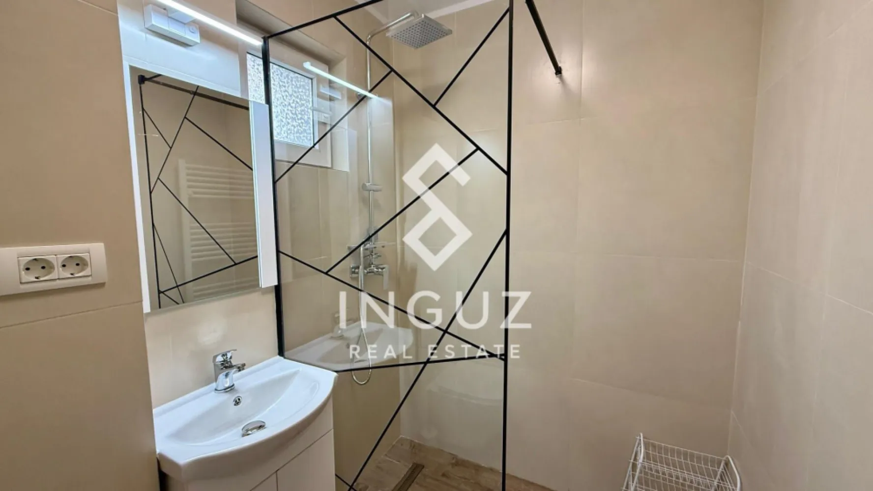 Apartament 2 camere de închiriat – Piața Victoriei (Ultracentral) - Apartament 2 camere de închiriat – Piața Victoriei (Ultracentral)

Preț: 550 € / lună
Locație: București – zona Piața Victoriei

Specificații:
Suprafață utilă: 40 mp
Număr camere: 2
Etaj: 10 / 10 (cu etaj tehnic deasupra)
An construcție: 1974
Stare: Complet renovat

Descriere:
Inguz Real Estate vă propune spre închiriere un apartament cochet de 2 camere, situat într-o zonă ultracentrală – Piața Victoriei, ideal pentru cei care își doresc acces rapid către toate punctele importante ale orașului.

Apartamentul este complet renovat și dispune de mobilier nou, fiind pregătit pentru mutare imediată. Este complet utilat și oferă un confort ridicat: mașină de spălat rufe, TV, canapea extensibilă și balcon închis.

Imobilul a fost reabilitat recent, beneficiază de etaj tehnic deasupra, ceea ce oferă un plus de confort termic și costuri reduse de întreținere.

Locația este excelentă, la doar 2 minute de stația de metrou Piața Victoriei, cu acces rapid către Gara de Nord și multiple mijloace de transport în comun, restaurante, cafenele și centre de business.

Comision agenție: 50% din prima lună de chirie