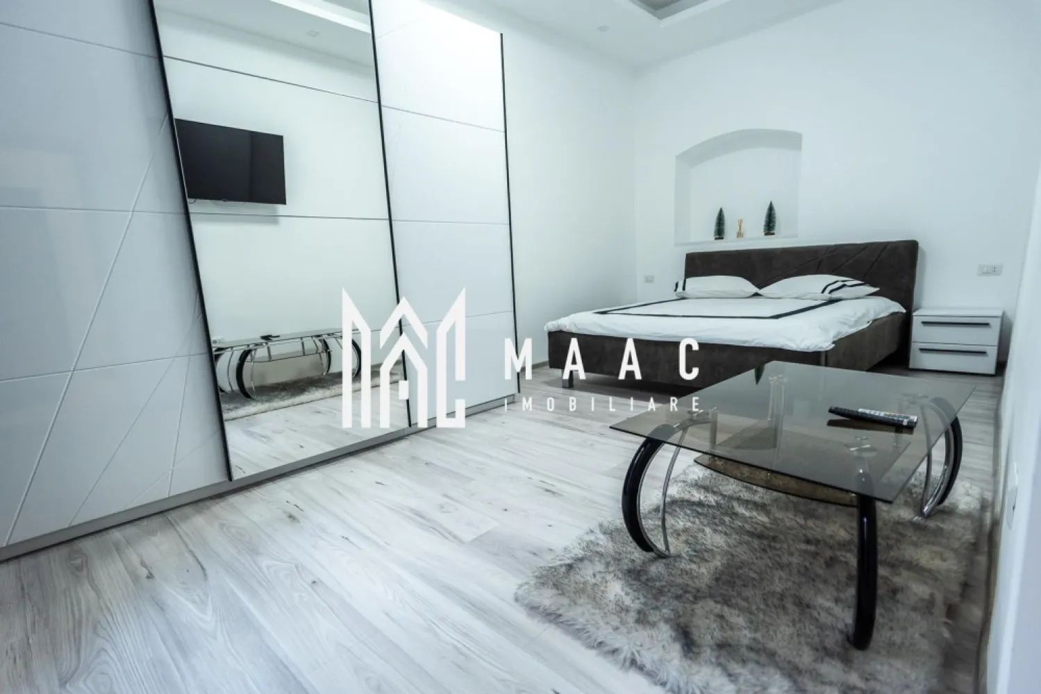 Apartament 1 camera | Etaj 1 | Renovat | Modern | Central - MAAC Imobiliare vă oferă spre închiriere un apartament cu o camera, complet mobilat și utilat, situat în zona Ultracentrala (la 2 minute de inima orasului - Piata Mare).

Acest apartament decomandat este gândit pentru a oferi confort și funcționalitate într-un spațiu compact, dar foarte bine structurat.

Bucătăria este complet echipată cu plită, cuptor, frigider și zona de dining.

Baia este modernă, dotată cu cabină de duș, iar pentru confortul dumneavoastră, apartamentul mai include o mașină de spălat rufe.

Mențiuni: Nu se acceptă animale de companie.
Nu se accepta fumatul in interior.
Disponibil imediat.
Se percepe o garantie din cuantumul unei chirii luni.
Termen de închiriere minim 1 an de zile.

Pentru mai multe detalii sau pentru a programa o vizionare, va rugam specificati telefonic: CP3045083