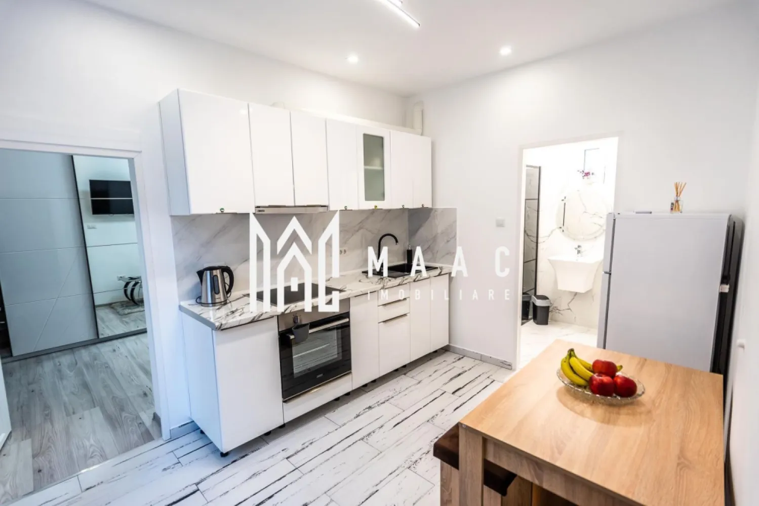 Apartament 1 camera | Etaj 1 | Renovat | Modern | Central - MAAC Imobiliare vă oferă spre închiriere un apartament cu o camera, complet mobilat și utilat, situat în zona Ultracentrala (la 2 minute de inima orasului - Piata Mare).

Acest apartament decomandat este gândit pentru a oferi confort și funcționalitate într-un spațiu compact, dar foarte bine structurat.

Bucătăria este complet echipată cu plită, cuptor, frigider și zona de dining.

Baia este modernă, dotată cu cabină de duș, iar pentru confortul dumneavoastră, apartamentul mai include o mașină de spălat rufe.

Mențiuni: Nu se acceptă animale de companie.
Nu se accepta fumatul in interior.
Disponibil imediat.
Se percepe o garantie din cuantumul unei chirii luni.
Termen de închiriere minim 1 an de zile.

Pentru mai multe detalii sau pentru a programa o vizionare, va rugam specificati telefonic: CP3045083