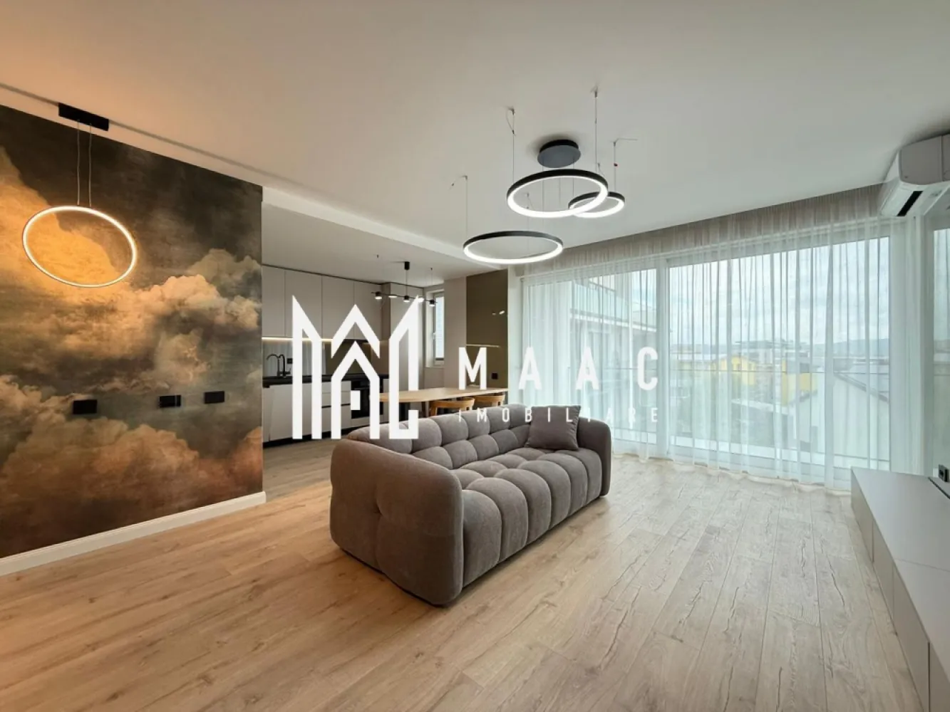 Apartament 3 camere nou | Garaj | Balcon | Boxa | Central - MAAC Imobiliare ofera spre inchiriere apartament cu 3 camere, nou, complet mobilat si utilat, in zona Centrala (imobilul Urban 42).

Prima inchiriere si disponibilitate imediata.

Compartimentarea: living open-space cu bucatarie, 2 dormitoare spatioase, 2 bai (una cu acces din dormitor), hol si balcon cu acces din living si dormitor.

Apartamentul dispune de loc de parcare subteran si boxa de depozitare.

Avand o amplasare buna accesul se face foarte usor catre numeroase centre comerciale si centrul orasului, de asemenea, este langa pistsa de bicicleta de pe malul Cibinului si la 15-20 de minute de mers pe jos de parcul Sub Arini.

Se percepe o chirie in avans, garantie in cuantumul unei chirii lunare si se inchiriaza pe minim 12 luni,. Nu se accepta cu animale de companie.

Pentru mai multe detalii, va rugam specificati telefonic: CP3044988